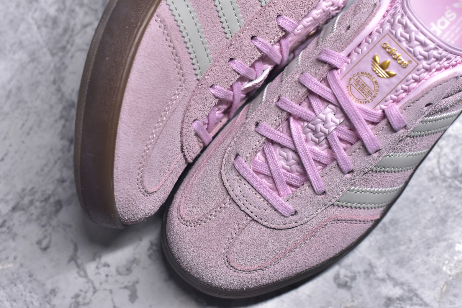 图片[8]-#AD Original Gazelle Trainers 瞪羚室内鞋系列低帮复古百搭休闲运动德训风板鞋 JI2716 高端零售特供批次 原厂定制长毛翻毛皮组合环保纤维革鞋面材质 内置环保海玻璃鞋垫 外置RB橡胶大底 产品品控稳定性领先行业 原厂全套原楦原纸板冲刀磨具开发 原厂皮料加持 原厂港宝加持定型后跟R度完美 将复古进行到底 简约流畅 三十年不变经典 这款Gazelle运动鞋 无论面料、配色、质感或设计 都只在重现其1991年原款的经典 皮革鞋面 撞色三条纹和鞋跟标的设计 力求呈现90年代的经典复古风潮 Samba火热的同时 也带动了其它的复古鞋型 Gazelle便是其中一只 Gazelle Indoor拥有包边更宽的T字型鞋头 更好的保护运动员的前掌 浓浓的复古氛围感 非常适合现在流行的Cleanfit风格 尺码：35-40-选品中心