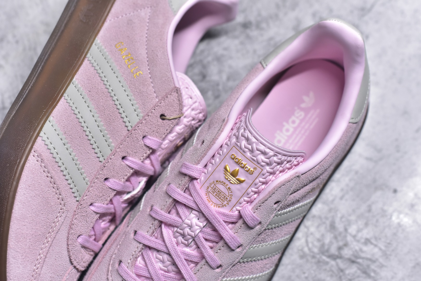 图片[9]-#AD Original Gazelle Trainers 瞪羚室内鞋系列低帮复古百搭休闲运动德训风板鞋 JI2716 高端零售特供批次 原厂定制长毛翻毛皮组合环保纤维革鞋面材质 内置环保海玻璃鞋垫 外置RB橡胶大底 产品品控稳定性领先行业 原厂全套原楦原纸板冲刀磨具开发 原厂皮料加持 原厂港宝加持定型后跟R度完美 将复古进行到底 简约流畅 三十年不变经典 这款Gazelle运动鞋 无论面料、配色、质感或设计 都只在重现其1991年原款的经典 皮革鞋面 撞色三条纹和鞋跟标的设计 力求呈现90年代的经典复古风潮 Samba火热的同时 也带动了其它的复古鞋型 Gazelle便是其中一只 Gazelle Indoor拥有包边更宽的T字型鞋头 更好的保护运动员的前掌 浓浓的复古氛围感 非常适合现在流行的Cleanfit风格 尺码：35-40-选品中心
