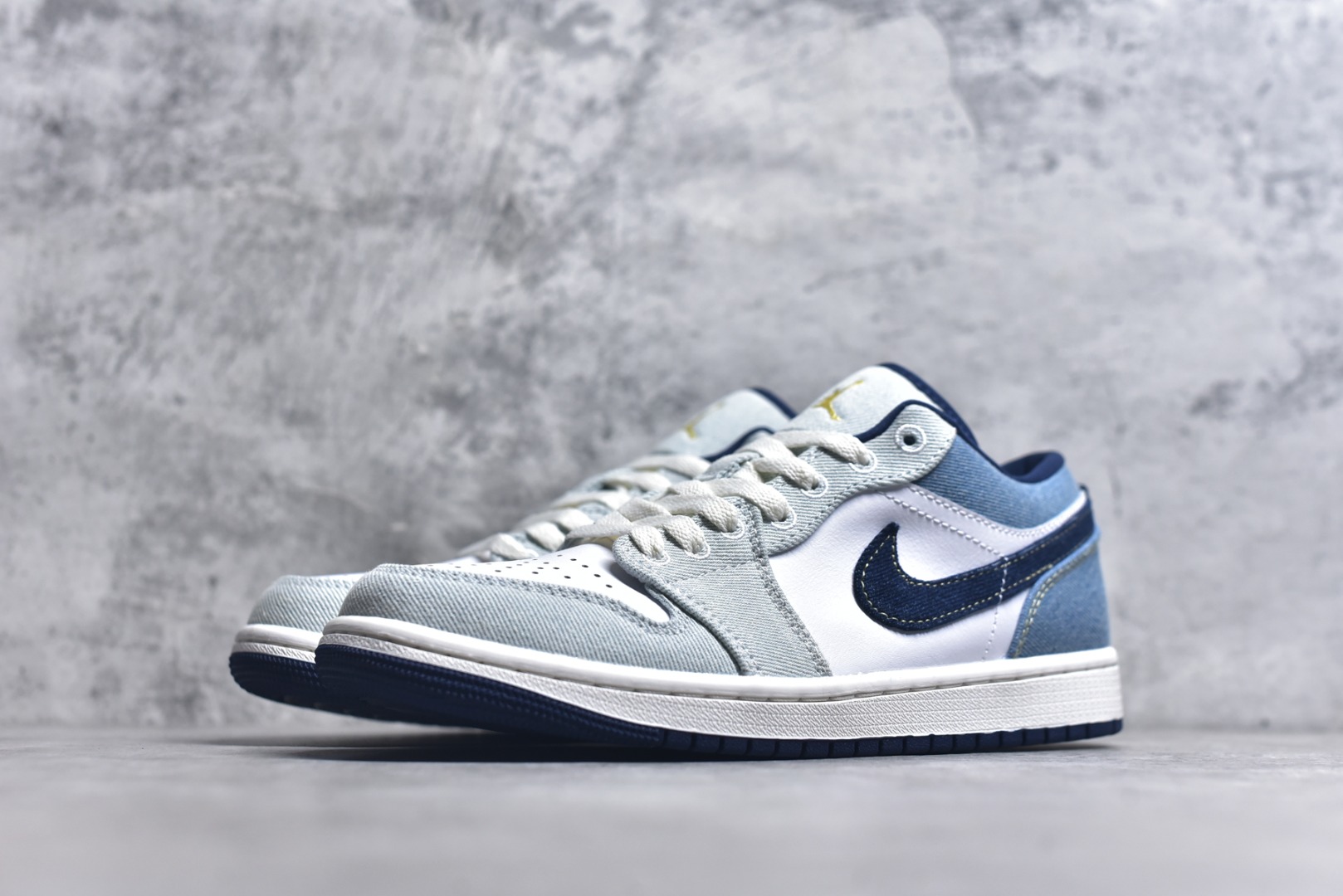 图片[2]-#Air Jordan AJ1 Low 低帮 白蓝牛仔 IH0648-141 终端优势供应 市面中低帮最具代表性版本没有之一 口碑大厂出品 品控大底版型不断改良更新 全套原纸板楦头开发 确保原汁原味 完美呈现版型 完美零毛边处理 原厂内置全掌气垫 价格定位良心 平台专用代工流水线出品 一眼公司既视感 拿到手的一瞬间就与众不同 碾压市面所有版本 全部原鞋开发 每一个配色都会采购原鞋确认细节 打破市面看图做货无好货之说 尺码：35.5 36 36.5 37.5 38 38.5 39 40 40.5 41 42 42.5 43 44 44.5 45 46-选品中心