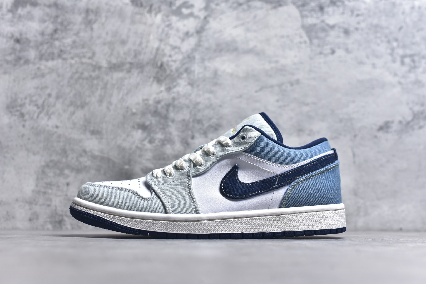 #Air Jordan AJ1 Low 低帮 白蓝牛仔 IH0648-141 终端优势供应 市面中低帮最具代表性版本没有之一 口碑大厂出品 品控大底版型不断改良更新 全套原纸板楦头开发 确保原汁原味 完美呈现版型 完美零毛边处理 原厂内置全掌气垫 价格定位良心 平台专用代工流水线出品 一眼公司既视感 拿到手的一瞬间就与众不同 碾压市面所有版本 全部原鞋开发 每一个配色都会采购原鞋确认细节 打破市面看图做货无好货之说 尺码：35.5 36 36.5 37.5 38 38.5 39 40 40.5 41 42 42.5 43 44 44.5 45 46-选品中心