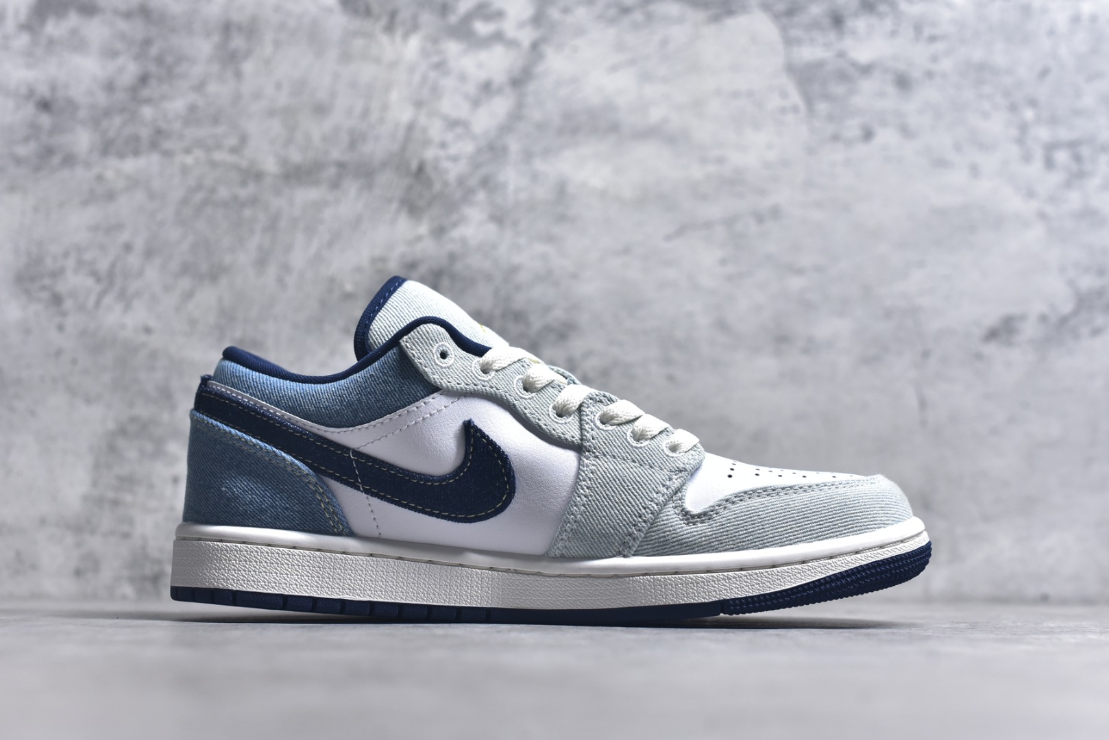 图片[3]-#Air Jordan AJ1 Low 低帮 白蓝牛仔 IH0648-141 终端优势供应 市面中低帮最具代表性版本没有之一 口碑大厂出品 品控大底版型不断改良更新 全套原纸板楦头开发 确保原汁原味 完美呈现版型 完美零毛边处理 原厂内置全掌气垫 价格定位良心 平台专用代工流水线出品 一眼公司既视感 拿到手的一瞬间就与众不同 碾压市面所有版本 全部原鞋开发 每一个配色都会采购原鞋确认细节 打破市面看图做货无好货之说 尺码：35.5 36 36.5 37.5 38 38.5 39 40 40.5 41 42 42.5 43 44 44.5 45 46-选品中心