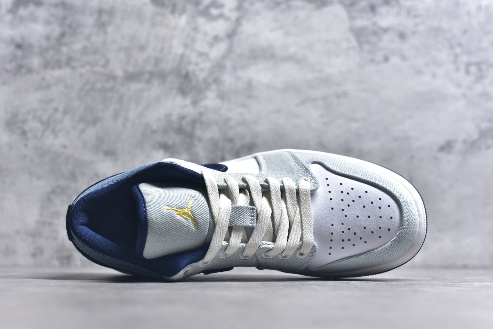 图片[4]-#Air Jordan AJ1 Low 低帮 白蓝牛仔 IH0648-141 终端优势供应 市面中低帮最具代表性版本没有之一 口碑大厂出品 品控大底版型不断改良更新 全套原纸板楦头开发 确保原汁原味 完美呈现版型 完美零毛边处理 原厂内置全掌气垫 价格定位良心 平台专用代工流水线出品 一眼公司既视感 拿到手的一瞬间就与众不同 碾压市面所有版本 全部原鞋开发 每一个配色都会采购原鞋确认细节 打破市面看图做货无好货之说 尺码：35.5 36 36.5 37.5 38 38.5 39 40 40.5 41 42 42.5 43 44 44.5 45 46-选品中心