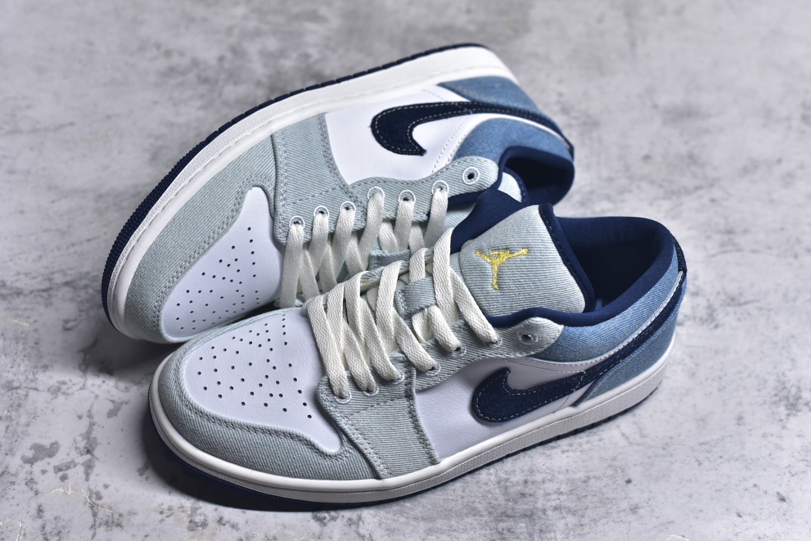 图片[7]-#Air Jordan AJ1 Low 低帮 白蓝牛仔 IH0648-141 终端优势供应 市面中低帮最具代表性版本没有之一 口碑大厂出品 品控大底版型不断改良更新 全套原纸板楦头开发 确保原汁原味 完美呈现版型 完美零毛边处理 原厂内置全掌气垫 价格定位良心 平台专用代工流水线出品 一眼公司既视感 拿到手的一瞬间就与众不同 碾压市面所有版本 全部原鞋开发 每一个配色都会采购原鞋确认细节 打破市面看图做货无好货之说 尺码：35.5 36 36.5 37.5 38 38.5 39 40 40.5 41 42 42.5 43 44 44.5 45 46-选品中心