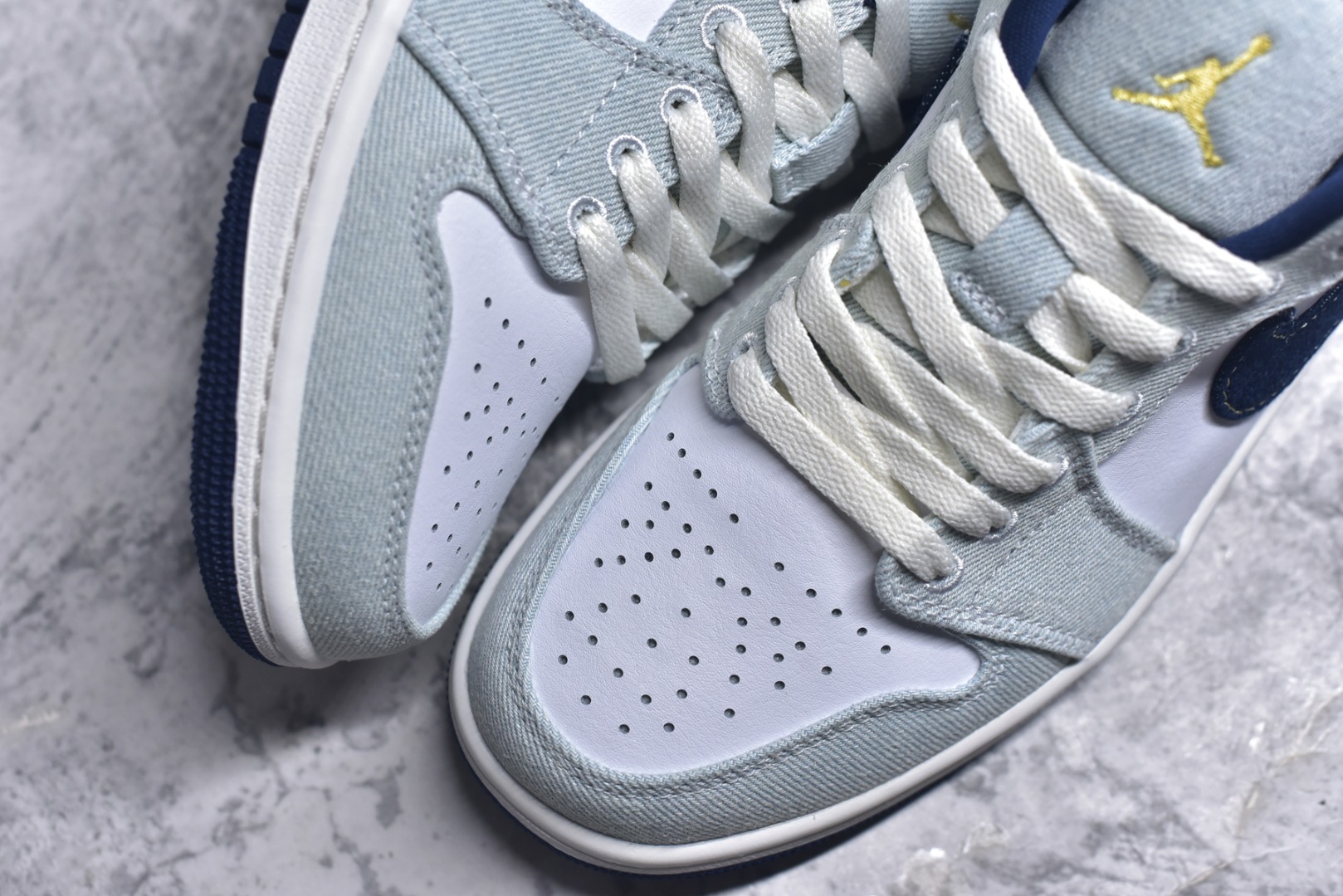 图片[8]-#Air Jordan AJ1 Low 低帮 白蓝牛仔 IH0648-141 终端优势供应 市面中低帮最具代表性版本没有之一 口碑大厂出品 品控大底版型不断改良更新 全套原纸板楦头开发 确保原汁原味 完美呈现版型 完美零毛边处理 原厂内置全掌气垫 价格定位良心 平台专用代工流水线出品 一眼公司既视感 拿到手的一瞬间就与众不同 碾压市面所有版本 全部原鞋开发 每一个配色都会采购原鞋确认细节 打破市面看图做货无好货之说 尺码：35.5 36 36.5 37.5 38 38.5 39 40 40.5 41 42 42.5 43 44 44.5 45 46-选品中心