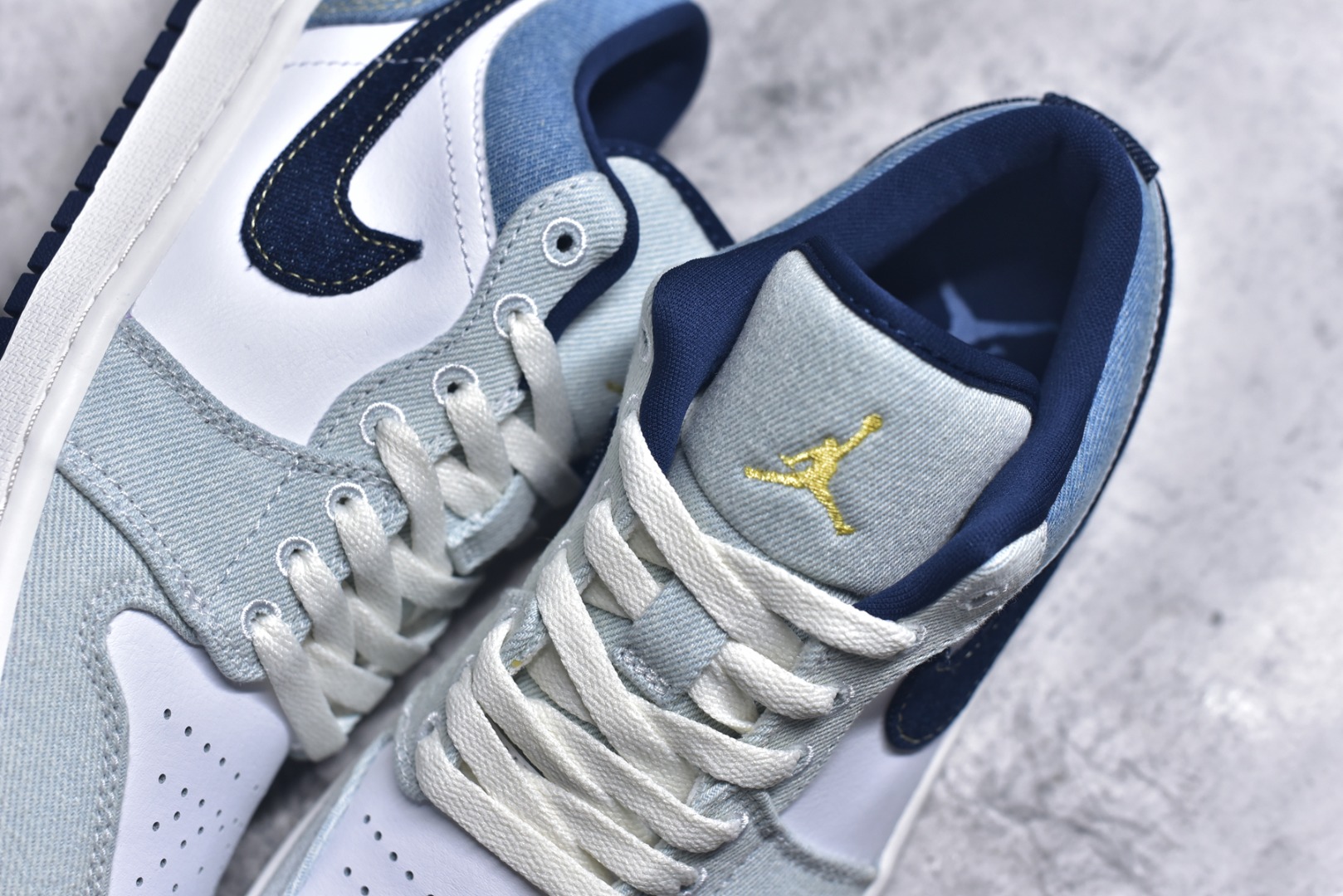图片[9]-#Air Jordan AJ1 Low 低帮 白蓝牛仔 IH0648-141 终端优势供应 市面中低帮最具代表性版本没有之一 口碑大厂出品 品控大底版型不断改良更新 全套原纸板楦头开发 确保原汁原味 完美呈现版型 完美零毛边处理 原厂内置全掌气垫 价格定位良心 平台专用代工流水线出品 一眼公司既视感 拿到手的一瞬间就与众不同 碾压市面所有版本 全部原鞋开发 每一个配色都会采购原鞋确认细节 打破市面看图做货无好货之说 尺码：35.5 36 36.5 37.5 38 38.5 39 40 40.5 41 42 42.5 43 44 44.5 45 46-选品中心