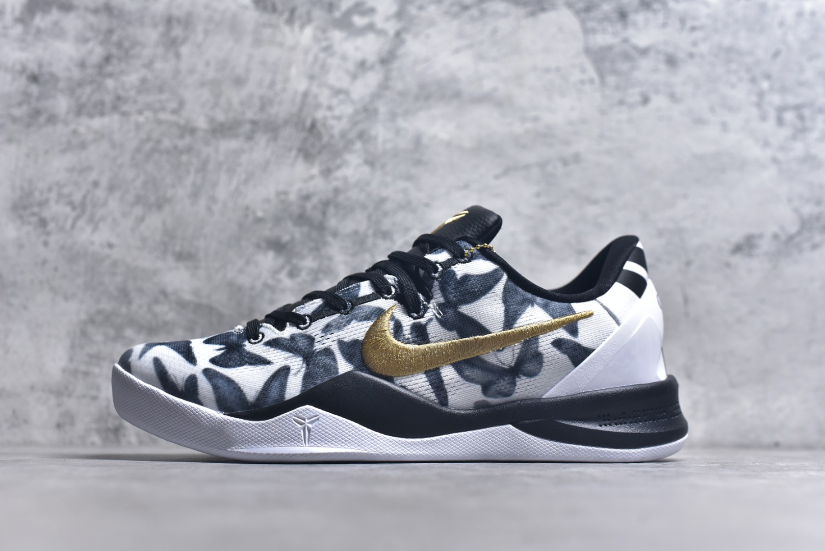 #NK Zoom Kobe Ⅷ System 科比8代复刻实战运动低帮文化篮球鞋 GIGI白黑金 FV6325-100 纯原海外版气垫品质吊打各路纯原 气压➕耐久双重保障 前掌ZOOM TURBO➕后掌马蹄Zoom 后掌澎湃脚感无出其右 全套冲刀改版 鞋型还原度95% 宽脚选手必入货品 鞋头2.5mm上翘空间 不挤脚 完美释放脚趾活动空间 正码正拍 脚型适配性 市场最强没有之一 鞋面工艺全新升级 100%对标正品 原厂聚氨酯蛇鳞 珠光密度同步正品 Swoosh喷漆工艺 还原度接近100% 全新后跟TPU模具 正确S型弧度 区分市场纯原（市场纯原采用公版模具 后跟TPU几乎无弧度）国产天花板橡胶配方 抓地力爆炸 海外口碑炸裂 鞋舌LOGO正确内嵌压印 原厂碳板 正确原盒 厚积薄发 王者归来 拒绝杀猪 拒绝套路 灭世纯原海外版科比系列 致力打造实战第一标杆 尺码：40-48.5 全新模具 正码正拍-选品中心
