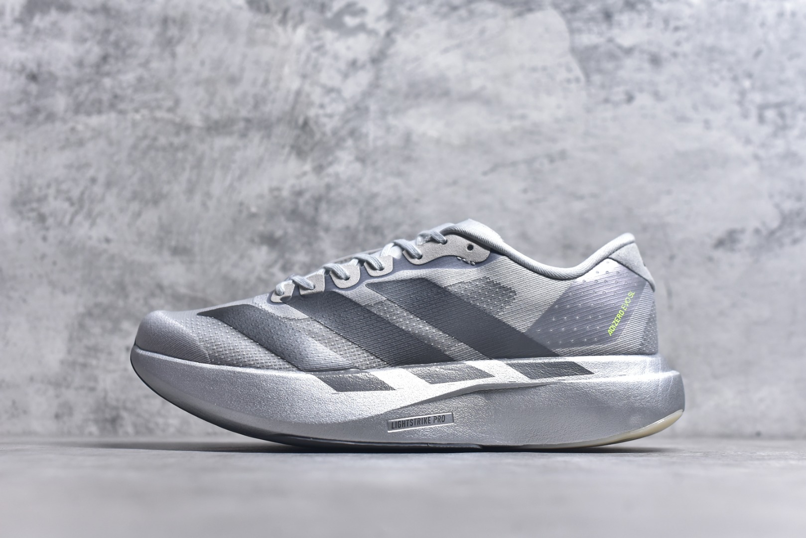 #Ad Adizero Evo SL M 轻盈跑鞋耐磨减震专业跑步鞋 冲向目标，一路向前，不断挑战和突破自我无论是平时训练还是马拉松，让这款adidas跑步鞋伴你畅快开跑兼具舒适性和结构感，搭载Lightstrike科技，为步伐注入活力 货号：JR3418 尺码：39-45-选品中心