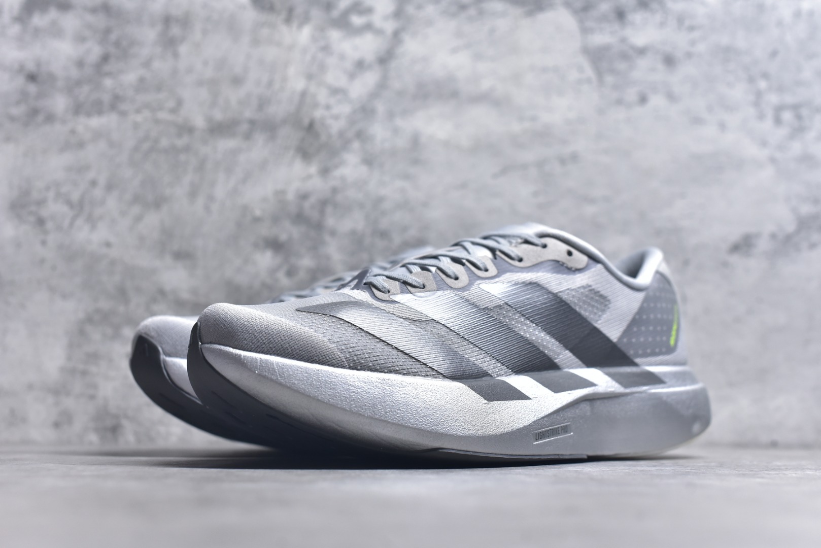 图片[2]-#Ad Adizero Evo SL M 轻盈跑鞋耐磨减震专业跑步鞋 冲向目标，一路向前，不断挑战和突破自我无论是平时训练还是马拉松，让这款adidas跑步鞋伴你畅快开跑兼具舒适性和结构感，搭载Lightstrike科技，为步伐注入活力 货号：JR3418 尺码：39-45-选品中心