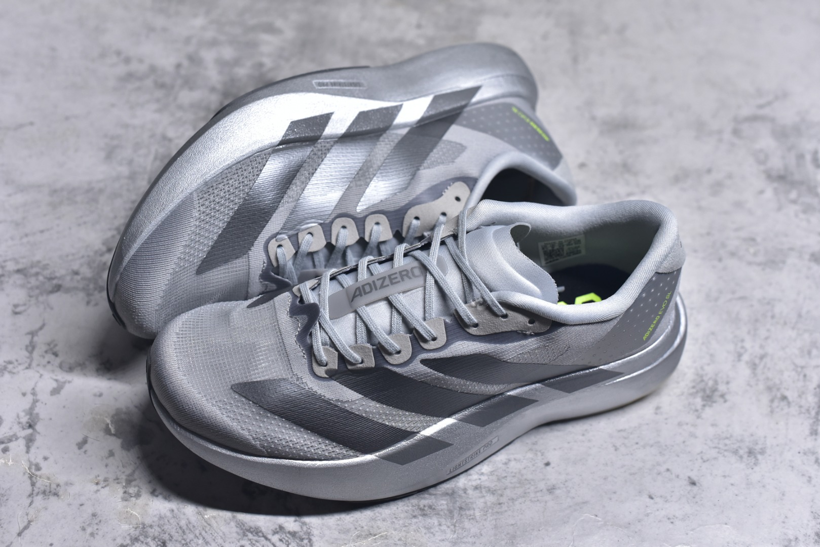 图片[7]-#Ad Adizero Evo SL M 轻盈跑鞋耐磨减震专业跑步鞋 冲向目标，一路向前，不断挑战和突破自我无论是平时训练还是马拉松，让这款adidas跑步鞋伴你畅快开跑兼具舒适性和结构感，搭载Lightstrike科技，为步伐注入活力 货号：JR3418 尺码：39-45-选品中心