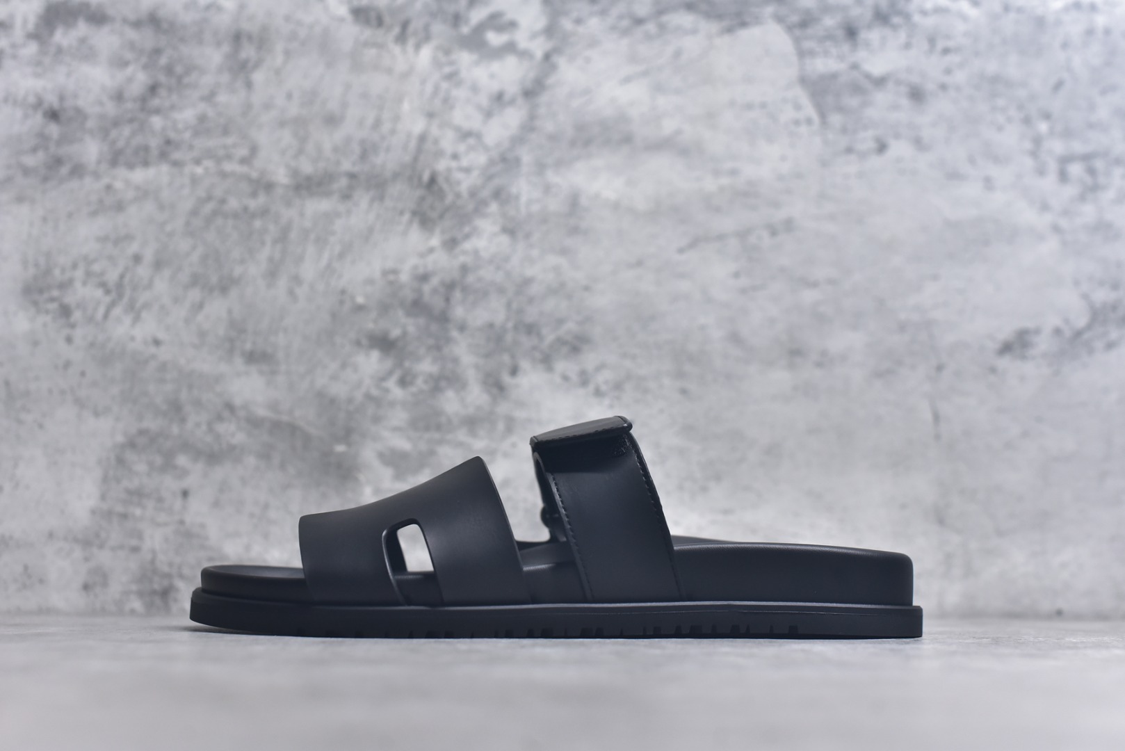 #爱马仕 东莞顶级版本 原版一比一开发 HERMES 爱马仕 20配色版本 HERMES 爱马仕 Chypre 平底一字拖鞋 经典系列2025 最新经典款拖鞋 经典皮面/呢绒/牛津面 今年绝比小爆款系列 高端零售可主推款。 原版一比一开发 专柜正品以发售 平台开始预售已上架，Zp 7000-10000+ 总计20个配色 首批3个配色已出货 大家放心选购 品质超赞👍 全鞋全真牛皮 私模独立开发原大底 市场独家 压花工艺 几乎接近一致 全套专柜一致包装。 男码先出 女码随后 尺码：35 36 37 38 39 40 41 42 43 44 45 46-选品中心