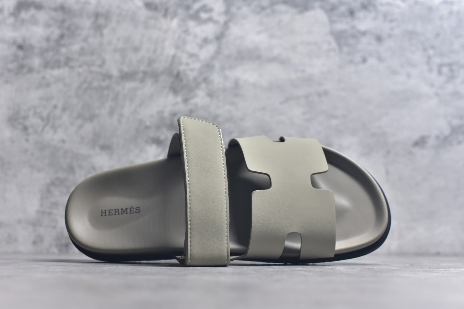 图片[4]-#爱马仕 东莞顶级版本 原版一比一开发 HERMES 爱马仕 20配色版本 HERMES 爱马仕 Chypre 平底一字拖鞋 经典系列2025 最新经典款拖鞋 经典皮面/呢绒/牛津面 今年绝比小爆款系列 高端零售可主推款。 原版一比一开发 专柜正品以发售 平台开始预售已上架，Zp 7000-10000+ 总计20个配色 首批3个配色已出货 大家放心选购 品质超赞👍 全鞋全真牛皮 私模独立开发原大底 市场独家 压花工艺 几乎接近一致 全套专柜一致包装。 男码先出 女码随后 尺码：35 36 37 38 39 40 41 42 43 44 45 46-选品中心