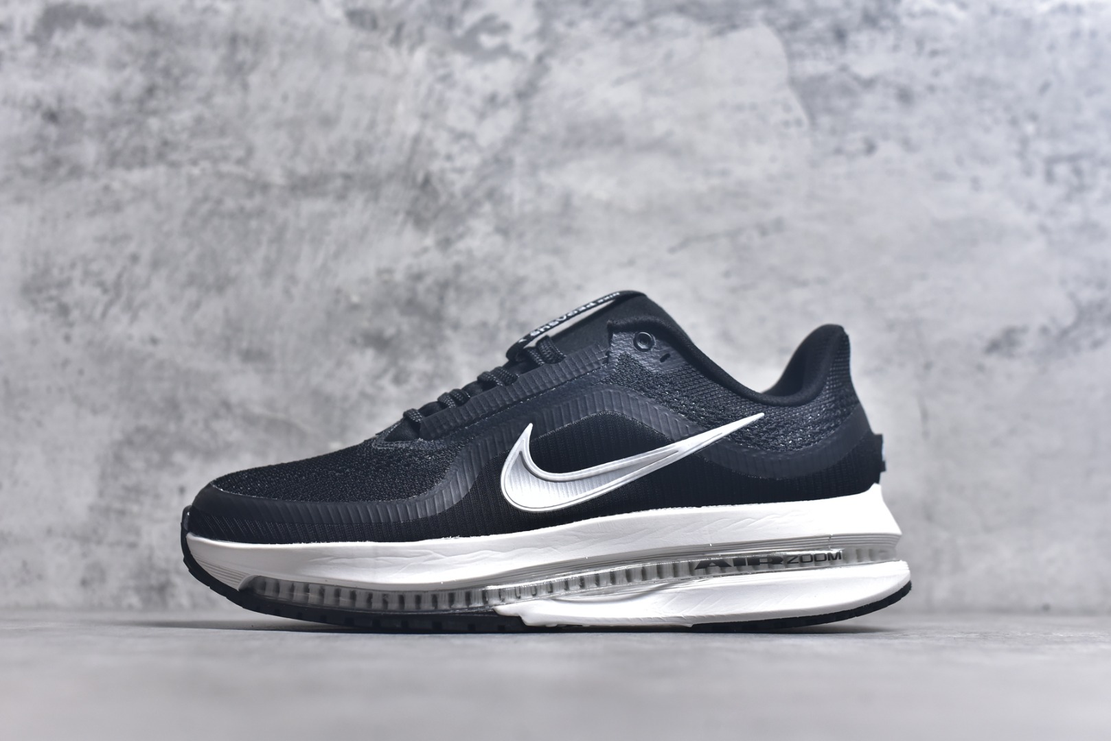 #2025年跑鞋王者降临 耐克推出的顶级飞马 Nike Pegasus Premium 全掌气垫 纤维气柱网面跑步鞋 中底三明治结构，ZoomX+ZoomMax+reactx,三重回弹科技加倍软，软弹，脚感爆炸。 货号：HQ2592 100 尺码：36 36.5 37.5 38 38.5 39 40 40.5 41 42 42.5 43 44 44.5 45-选品中心