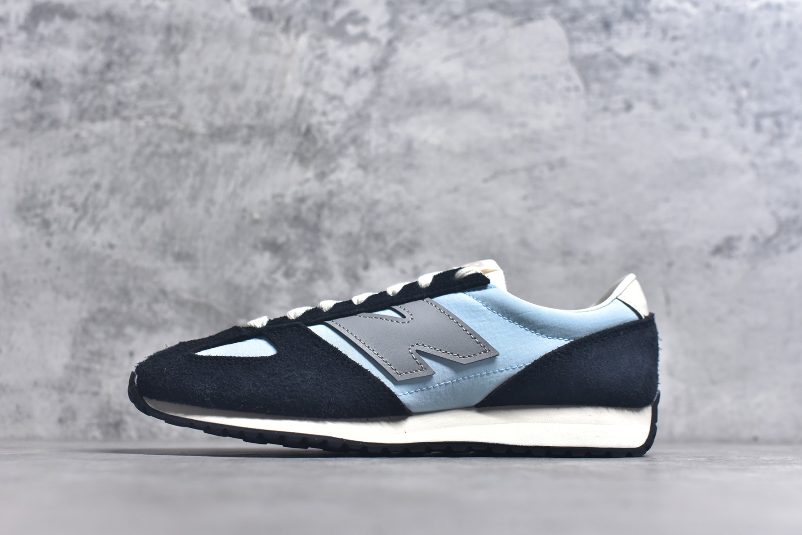 #New Balance NB471 经典复古时髦 休闲跑步鞋 完美平衡了复古腔调与现代舒适 这双承载着时空对话的跑鞋 正在用毫米级的细节革新 书写复古运动鞋的新纪元 当别人在追逐5cm气垫时 New Balance用471系列证明 真正的潮流 从来不是盲目堆砌 而是让每个时代的美好都能被重新看见货号：U471AB尺码：36 37 37.5 38 38.5 39.5 40 40.5 41.5 42 42.5 43 44 44.5 45-选品中心