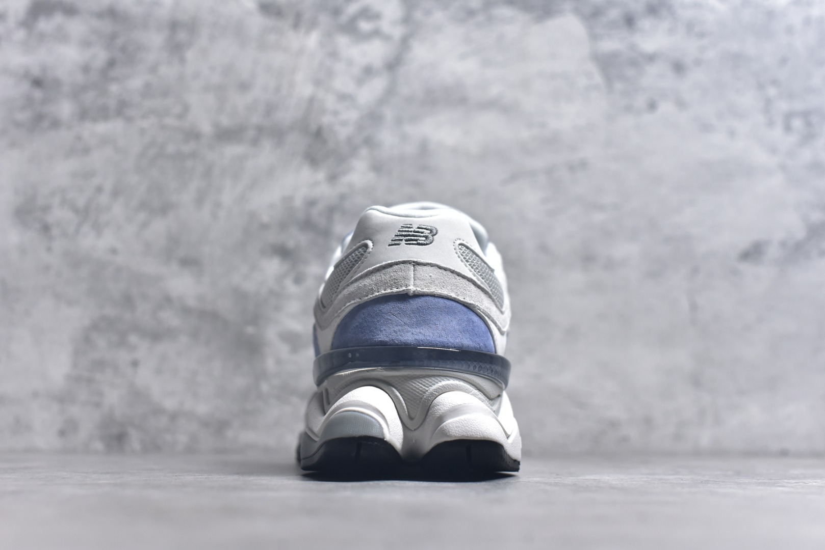 图片[5]-#New Balance NB9060 联名款 复古休闲运动慢跑鞋 U9060JBA #鞋款灵感源自设计师本人对夏日的怀日回忆。鞋面大身由空间双格及磨砂鞋面拼接而生，配以柔和、温暖的粉橘色调，夏日氛围拉满 #采用大面积网眼以及麂皮材质覆盖鞋身，还原经典气质。搭载ABZORB避震科技，由泡沫聚酯制成，上脚可以有效减少由鞋底反弹对身体及双腿的冲击力 尺码：36 37 37.5 38 38.5 39 40 40.5 41 42 42.5 43 44 44.5 45 46.5-选品中心