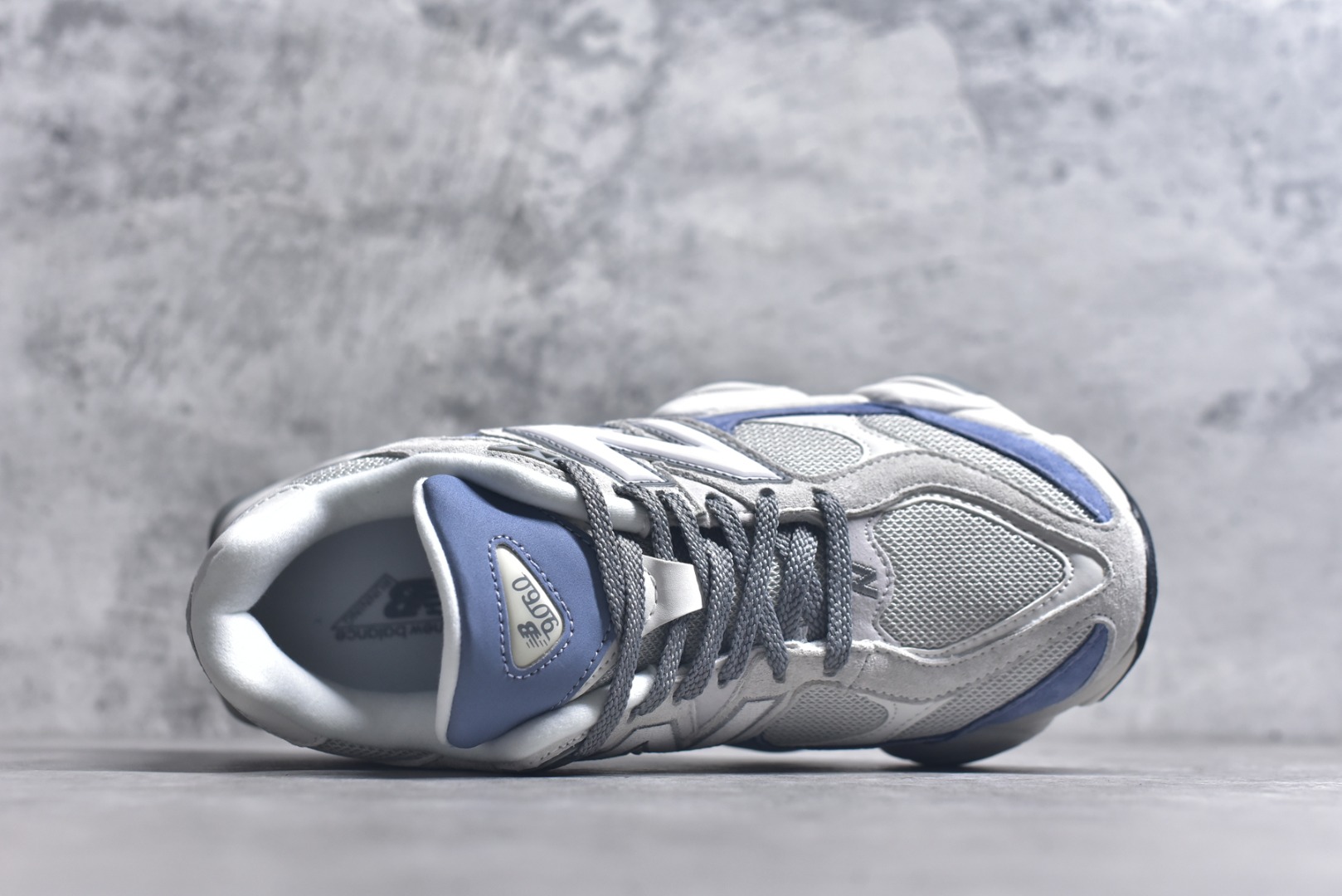 图片[4]-#New Balance NB9060 联名款 复古休闲运动慢跑鞋 U9060JBA #鞋款灵感源自设计师本人对夏日的怀日回忆。鞋面大身由空间双格及磨砂鞋面拼接而生，配以柔和、温暖的粉橘色调，夏日氛围拉满 #采用大面积网眼以及麂皮材质覆盖鞋身，还原经典气质。搭载ABZORB避震科技，由泡沫聚酯制成，上脚可以有效减少由鞋底反弹对身体及双腿的冲击力 尺码：36 37 37.5 38 38.5 39 40 40.5 41 42 42.5 43 44 44.5 45 46.5-选品中心
