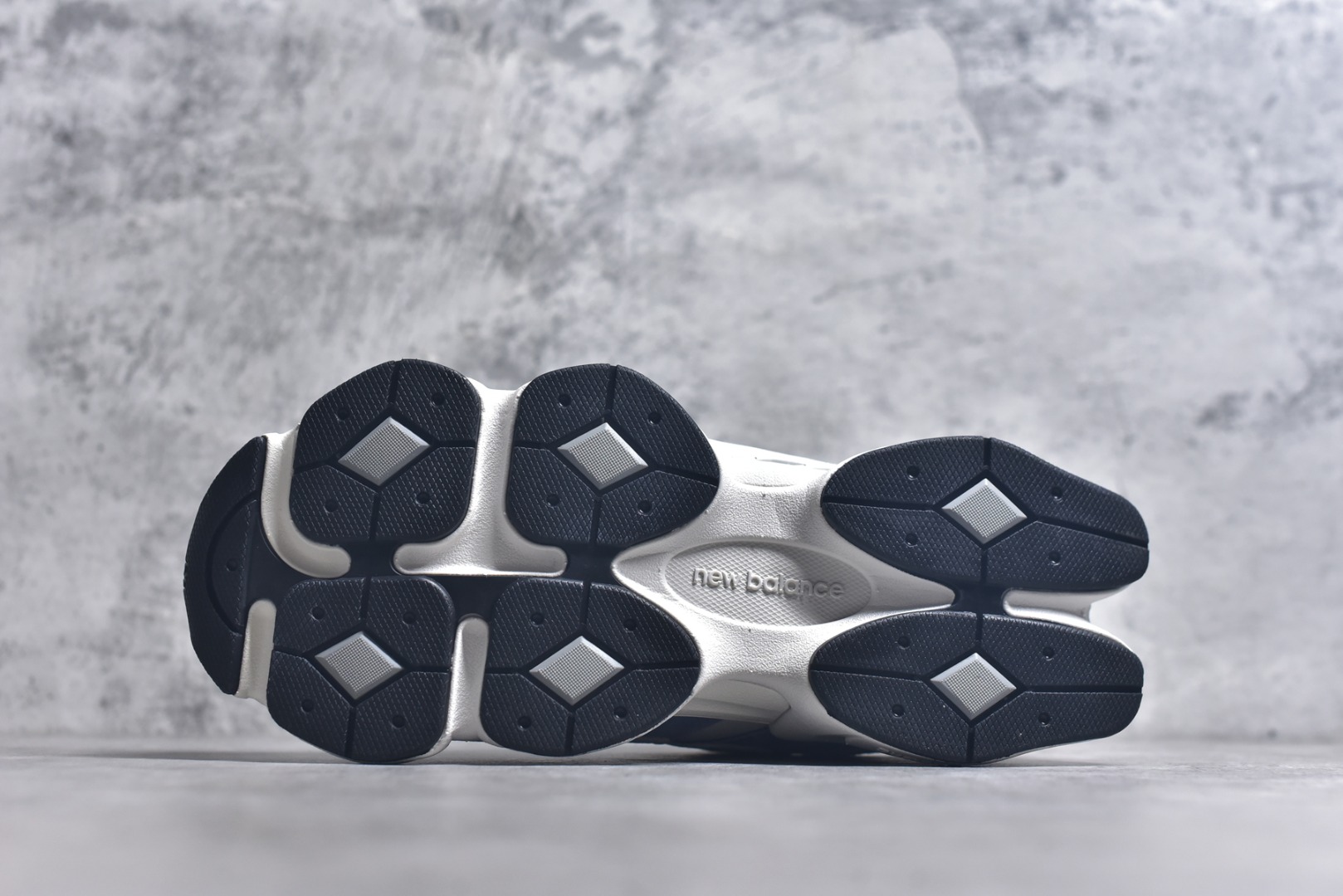 图片[6]-#New Balance NB9060 联名款 复古休闲运动慢跑鞋 U9060JBA #鞋款灵感源自设计师本人对夏日的怀日回忆。鞋面大身由空间双格及磨砂鞋面拼接而生，配以柔和、温暖的粉橘色调，夏日氛围拉满 #采用大面积网眼以及麂皮材质覆盖鞋身，还原经典气质。搭载ABZORB避震科技，由泡沫聚酯制成，上脚可以有效减少由鞋底反弹对身体及双腿的冲击力 尺码：36 37 37.5 38 38.5 39 40 40.5 41 42 42.5 43 44 44.5 45 46.5-选品中心