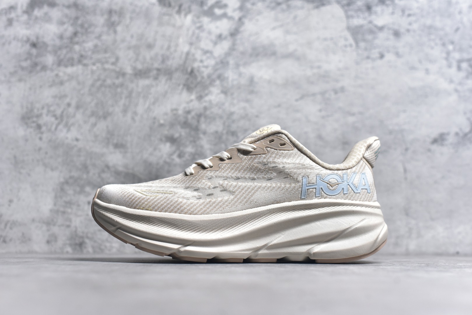 #HOKA ONE ONE Clifton 克里夫顿9代专业性能减震公路跑步鞋 美国特供批次 轻盈透气的针织网面和纱线的使用让鞋面更挺拔 增强鞋面的强度和支撑性能 搭配柔软的鞋舌 让双脚在舒适包裹中跑的更加畅快 全新泡棉中底 柔软的同时增强回弹性能 为不同跑者提供更平稳流畅的脚感 带来全面的缓冲保护 根据人体工程学设计的延长拉襟 后跟处弹软的海绵填充舒适固定 避免掉跟和摩擦 相比上一代光滑的内衬 Clifton 9的内衬增强了摩擦力 避免双脚在鞋内滑动 尺码：36 36.5 37.5 38 38.5 39 40 40.5 41 42 42.5 43 44 44.5 45-选品中心
