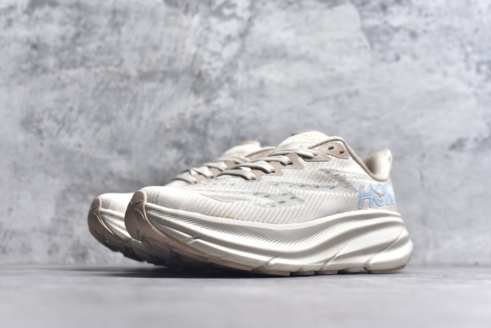 图片[2]-#HOKA ONE ONE Clifton 克里夫顿9代专业性能减震公路跑步鞋 美国特供批次 轻盈透气的针织网面和纱线的使用让鞋面更挺拔 增强鞋面的强度和支撑性能 搭配柔软的鞋舌 让双脚在舒适包裹中跑的更加畅快 全新泡棉中底 柔软的同时增强回弹性能 为不同跑者提供更平稳流畅的脚感 带来全面的缓冲保护 根据人体工程学设计的延长拉襟 后跟处弹软的海绵填充舒适固定 避免掉跟和摩擦 相比上一代光滑的内衬 Clifton 9的内衬增强了摩擦力 避免双脚在鞋内滑动 尺码：36 36.5 37.5 38 38.5 39 40 40.5 41 42 42.5 43 44 44.5 45-选品中心