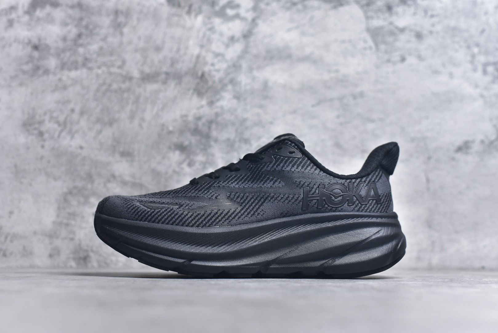 #HOKA ONE ONE Clifton 克里夫顿9代专业性能减震公路跑步鞋 美国特供批次 轻盈透气的针织网面和纱线的使用让鞋面更挺拔 增强鞋面的强度和支撑性能 搭配柔软的鞋舌 让双脚在舒适包裹中跑的更加畅快 全新泡棉中底 柔软的同时增强回弹性能 为不同跑者提供更平稳流畅的脚感 带来全面的缓冲保护 根据人体工程学设计的延长拉襟 后跟处弹软的海绵填充舒适固定 避免掉跟和摩擦 相比上一代光滑的内衬 Clifton 9的内衬增强了摩擦力 避免双脚在鞋内滑动 尺码：36 36.5 37.5 38 38.5 39 40 40.5 41 42 42.5 43 44 44.5 45-选品中心