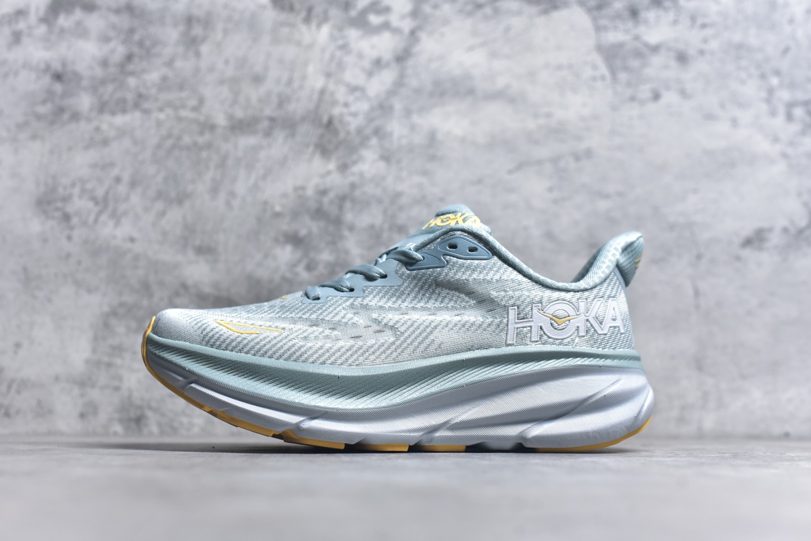 #HOKA ONE ONE Clifton 克里夫顿9代专业性能减震公路跑步鞋 美国特供批次 轻盈透气的针织网面和纱线的使用让鞋面更挺拔 增强鞋面的强度和支撑性能 搭配柔软的鞋舌 让双脚在舒适包裹中跑的更加畅快 全新泡棉中底 柔软的同时增强回弹性能 为不同跑者提供更平稳流畅的脚感 带来全面的缓冲保护 根据人体工程学设计的延长拉襟 后跟处弹软的海绵填充舒适固定 避免掉跟和摩擦 相比上一代光滑的内衬 Clifton 9的内衬增强了摩擦力 避免双脚在鞋内滑动 尺码：36 36.5 37.5 38 38.5 39 40 40.5 41 42 42.5 43 44 44.5 45-选品中心