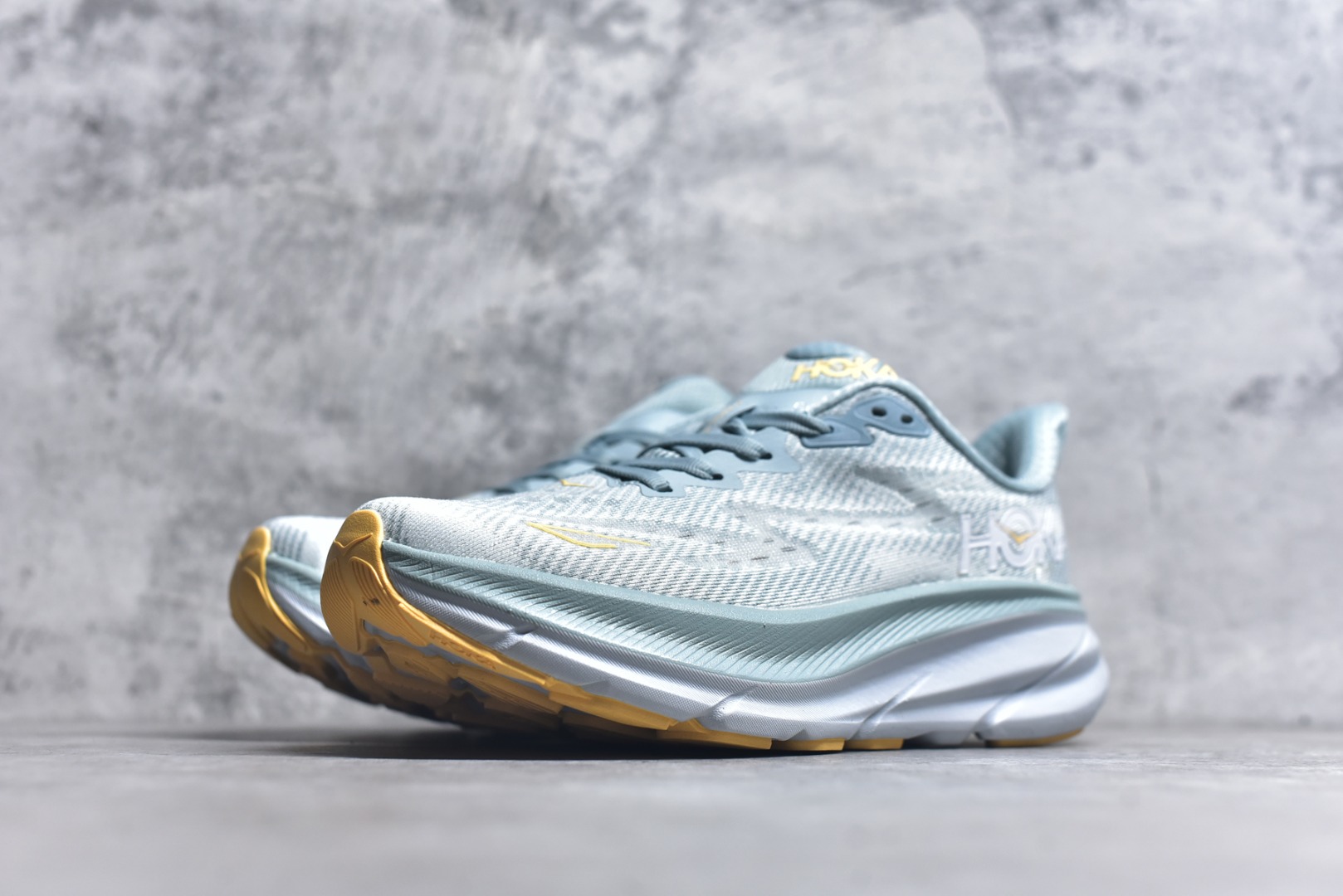 图片[2]-#HOKA ONE ONE Clifton 克里夫顿9代专业性能减震公路跑步鞋 美国特供批次 轻盈透气的针织网面和纱线的使用让鞋面更挺拔 增强鞋面的强度和支撑性能 搭配柔软的鞋舌 让双脚在舒适包裹中跑的更加畅快 全新泡棉中底 柔软的同时增强回弹性能 为不同跑者提供更平稳流畅的脚感 带来全面的缓冲保护 根据人体工程学设计的延长拉襟 后跟处弹软的海绵填充舒适固定 避免掉跟和摩擦 相比上一代光滑的内衬 Clifton 9的内衬增强了摩擦力 避免双脚在鞋内滑动 尺码：36 36.5 37.5 38 38.5 39 40 40.5 41 42 42.5 43 44 44.5 45-选品中心