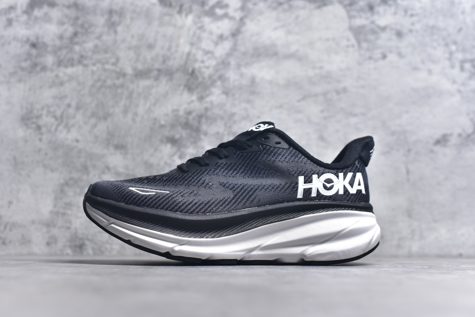 #HOKA ONE ONE Clifton 克里夫顿9代专业性能减震公路跑步鞋 美国特供批次 轻盈透气的针织网面和纱线的使用让鞋面更挺拔 增强鞋面的强度和支撑性能 搭配柔软的鞋舌 让双脚在舒适包裹中跑的更加畅快 全新泡棉中底 柔软的同时增强回弹性能 为不同跑者提供更平稳流畅的脚感 带来全面的缓冲保护 根据人体工程学设计的延长拉襟 后跟处弹软的海绵填充舒适固定 避免掉跟和摩擦 相比上一代光滑的内衬 Clifton 9的内衬增强了摩擦力 避免双脚在鞋内滑动 尺码：36 36.5 37.5 38 38.5 39 40 40.5 41 42 42.5 43 44 44.5 45-选品中心