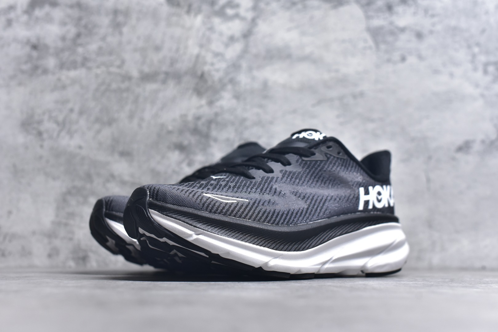 图片[2]-#HOKA ONE ONE Clifton 克里夫顿9代专业性能减震公路跑步鞋 美国特供批次 轻盈透气的针织网面和纱线的使用让鞋面更挺拔 增强鞋面的强度和支撑性能 搭配柔软的鞋舌 让双脚在舒适包裹中跑的更加畅快 全新泡棉中底 柔软的同时增强回弹性能 为不同跑者提供更平稳流畅的脚感 带来全面的缓冲保护 根据人体工程学设计的延长拉襟 后跟处弹软的海绵填充舒适固定 避免掉跟和摩擦 相比上一代光滑的内衬 Clifton 9的内衬增强了摩擦力 避免双脚在鞋内滑动 尺码：36 36.5 37.5 38 38.5 39 40 40.5 41 42 42.5 43 44 44.5 45-选品中心