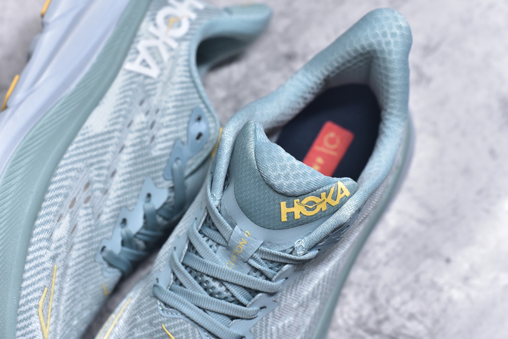 图片[9]-#HOKA ONE ONE Clifton 克里夫顿9代专业性能减震公路跑步鞋 美国特供批次 轻盈透气的针织网面和纱线的使用让鞋面更挺拔 增强鞋面的强度和支撑性能 搭配柔软的鞋舌 让双脚在舒适包裹中跑的更加畅快 全新泡棉中底 柔软的同时增强回弹性能 为不同跑者提供更平稳流畅的脚感 带来全面的缓冲保护 根据人体工程学设计的延长拉襟 后跟处弹软的海绵填充舒适固定 避免掉跟和摩擦 相比上一代光滑的内衬 Clifton 9的内衬增强了摩擦力 避免双脚在鞋内滑动 尺码：36 36.5 37.5 38 38.5 39 40 40.5 41 42 42.5 43 44 44.5 45-选品中心