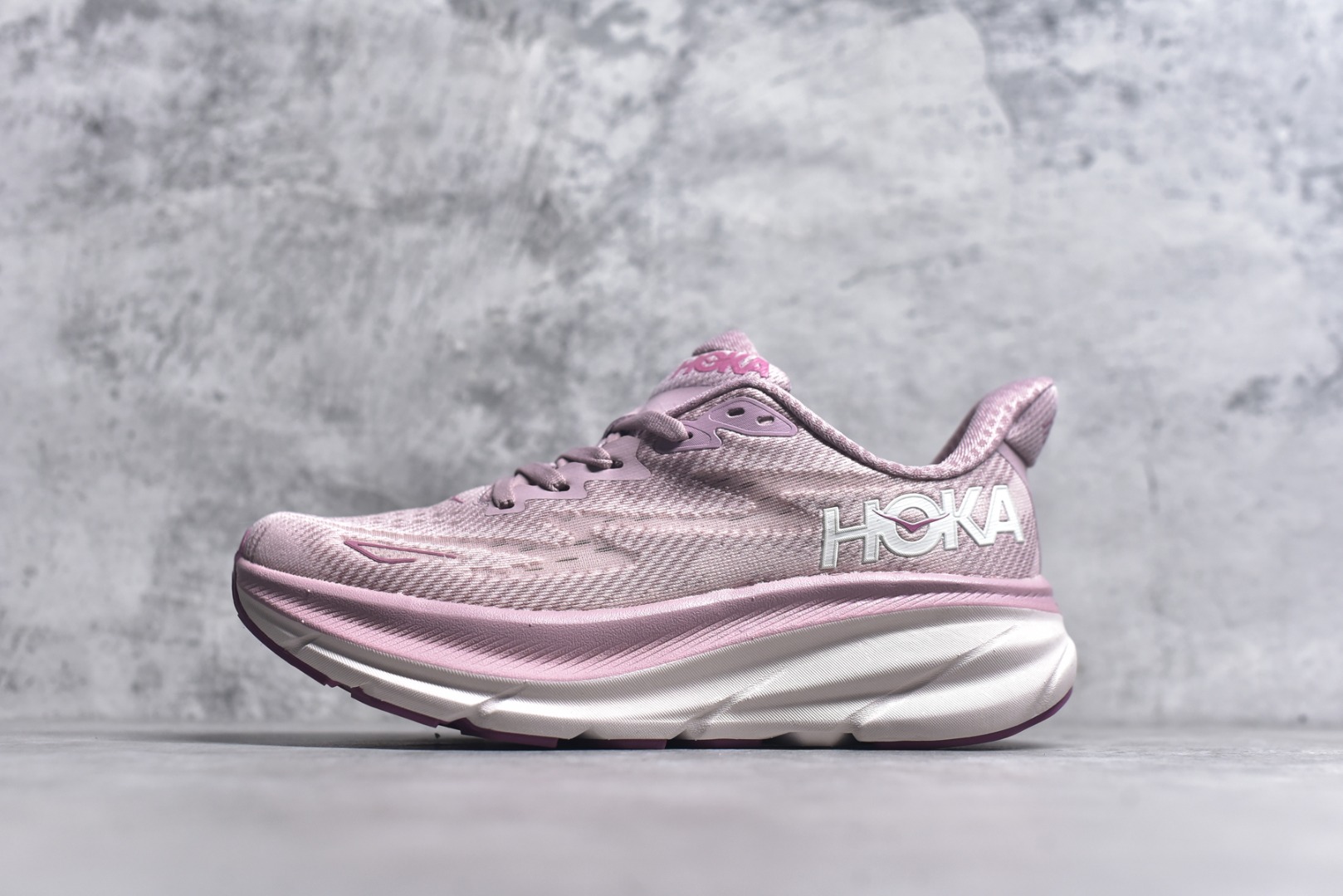 #HOKA ONE ONE Clifton 克里夫顿9代专业性能减震公路跑步鞋 美国特供批次 轻盈透气的针织网面和纱线的使用让鞋面更挺拔 增强鞋面的强度和支撑性能 搭配柔软的鞋舌 让双脚在舒适包裹中跑的更加畅快 全新泡棉中底 柔软的同时增强回弹性能 为不同跑者提供更平稳流畅的脚感 带来全面的缓冲保护 根据人体工程学设计的延长拉襟 后跟处弹软的海绵填充舒适固定 避免掉跟和摩擦 相比上一代光滑的内衬 Clifton 9的内衬增强了摩擦力 避免双脚在鞋内滑动 尺码：36 36.5 37.5 38 38.5 39 40 40.5 41 42 42.5 43 44 44.5 45-选品中心