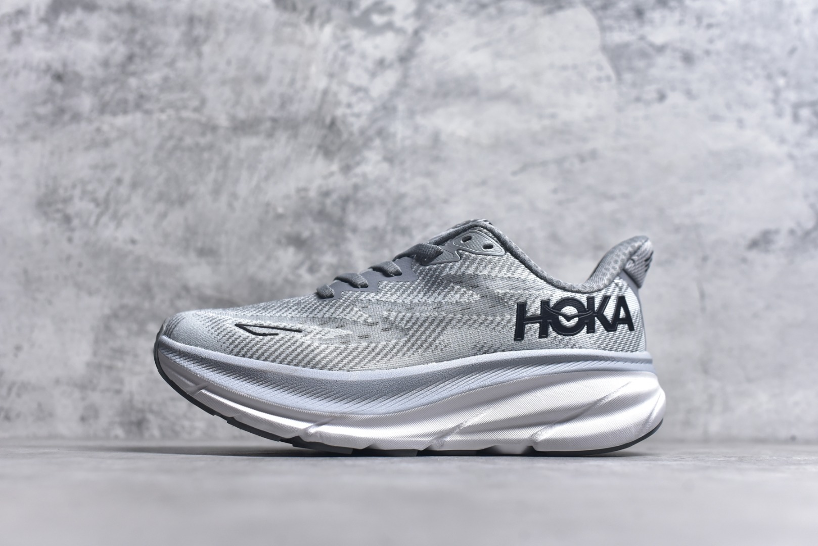 #HOKA ONE ONE Clifton 克里夫顿9代专业性能减震公路跑步鞋 美国特供批次 轻盈透气的针织网面和纱线的使用让鞋面更挺拔 增强鞋面的强度和支撑性能 搭配柔软的鞋舌 让双脚在舒适包裹中跑的更加畅快 全新泡棉中底 柔软的同时增强回弹性能 为不同跑者提供更平稳流畅的脚感 带来全面的缓冲保护 根据人体工程学设计的延长拉襟 后跟处弹软的海绵填充舒适固定 避免掉跟和摩擦 相比上一代光滑的内衬 Clifton 9的内衬增强了摩擦力 避免双脚在鞋内滑动 尺码：36 36.5 37.5 38 38.5 39 40 40.5 41 42 42.5 43 44 44.5 45-选品中心