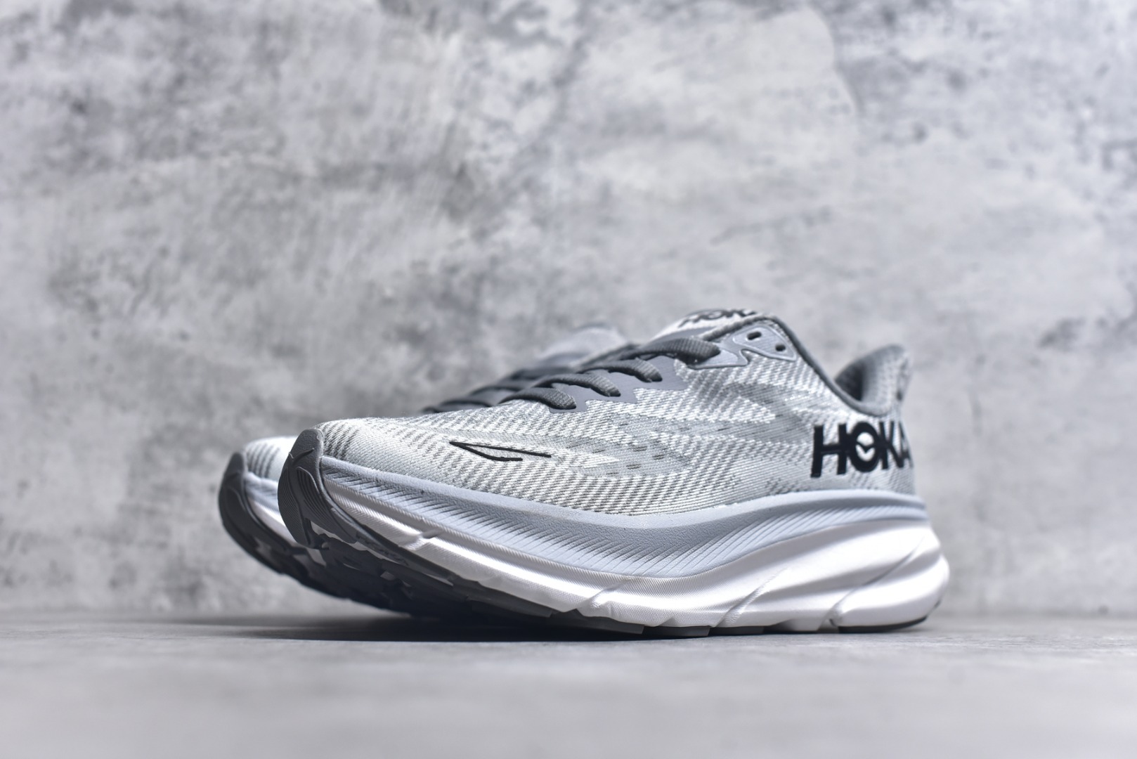 图片[2]-#HOKA ONE ONE Clifton 克里夫顿9代专业性能减震公路跑步鞋 美国特供批次 轻盈透气的针织网面和纱线的使用让鞋面更挺拔 增强鞋面的强度和支撑性能 搭配柔软的鞋舌 让双脚在舒适包裹中跑的更加畅快 全新泡棉中底 柔软的同时增强回弹性能 为不同跑者提供更平稳流畅的脚感 带来全面的缓冲保护 根据人体工程学设计的延长拉襟 后跟处弹软的海绵填充舒适固定 避免掉跟和摩擦 相比上一代光滑的内衬 Clifton 9的内衬增强了摩擦力 避免双脚在鞋内滑动 尺码：36 36.5 37.5 38 38.5 39 40 40.5 41 42 42.5 43 44 44.5 45-选品中心