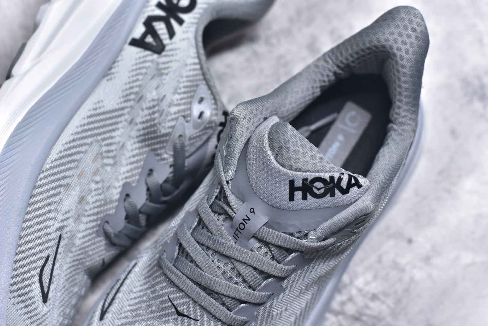 图片[9]-#HOKA ONE ONE Clifton 克里夫顿9代专业性能减震公路跑步鞋 美国特供批次 轻盈透气的针织网面和纱线的使用让鞋面更挺拔 增强鞋面的强度和支撑性能 搭配柔软的鞋舌 让双脚在舒适包裹中跑的更加畅快 全新泡棉中底 柔软的同时增强回弹性能 为不同跑者提供更平稳流畅的脚感 带来全面的缓冲保护 根据人体工程学设计的延长拉襟 后跟处弹软的海绵填充舒适固定 避免掉跟和摩擦 相比上一代光滑的内衬 Clifton 9的内衬增强了摩擦力 避免双脚在鞋内滑动 尺码：36 36.5 37.5 38 38.5 39 40 40.5 41 42 42.5 43 44 44.5 45-选品中心