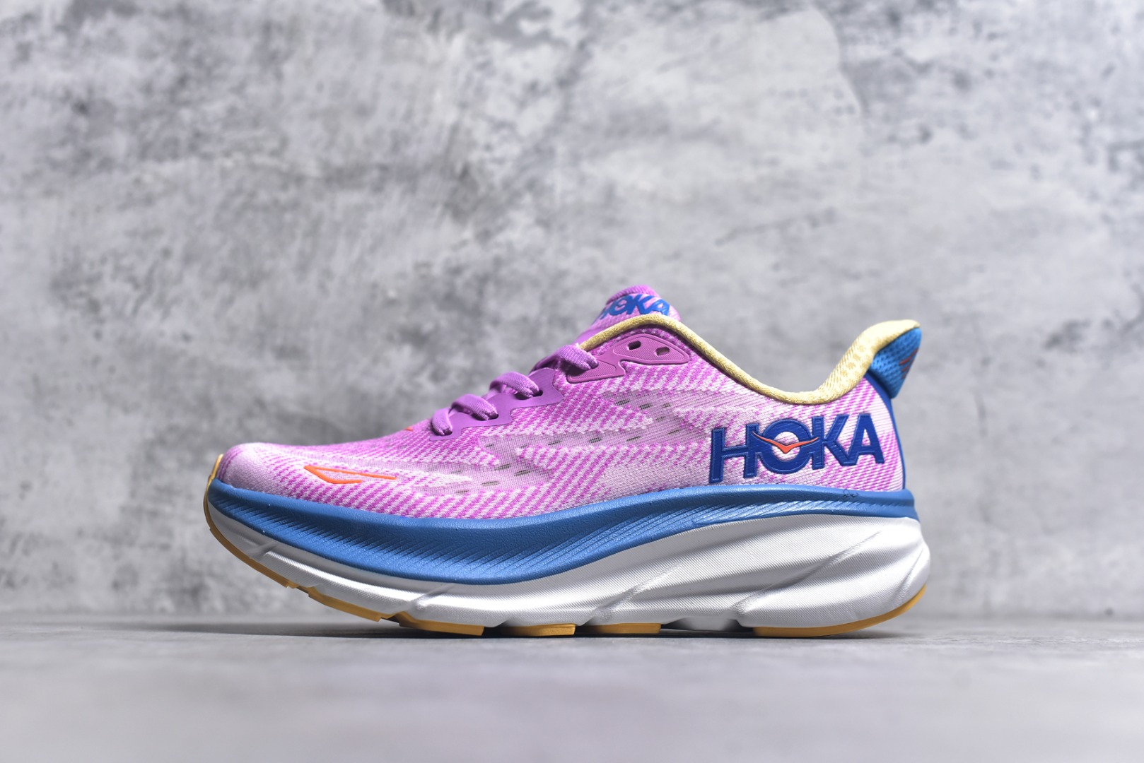#HOKA ONE ONE Clifton 克里夫顿9代专业性能减震公路跑步鞋 美国特供批次 轻盈透气的针织网面和纱线的使用让鞋面更挺拔 增强鞋面的强度和支撑性能 搭配柔软的鞋舌 让双脚在舒适包裹中跑的更加畅快 全新泡棉中底 柔软的同时增强回弹性能 为不同跑者提供更平稳流畅的脚感 带来全面的缓冲保护 根据人体工程学设计的延长拉襟 后跟处弹软的海绵填充舒适固定 避免掉跟和摩擦 相比上一代光滑的内衬 Clifton 9的内衬增强了摩擦力 避免双脚在鞋内滑动 尺码：36 36.5 37.5 38 38.5 39 40 40.5 41 42 42.5 43 44 44.5 45-选品中心