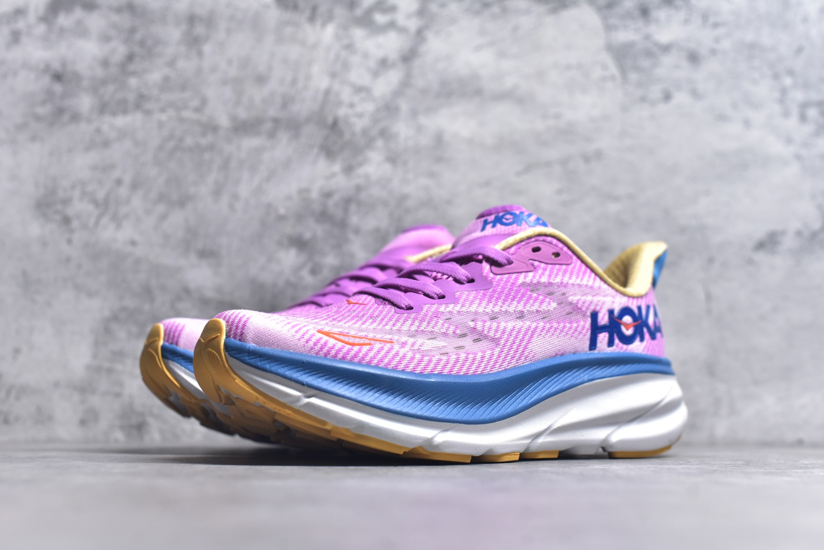图片[2]-#HOKA ONE ONE Clifton 克里夫顿9代专业性能减震公路跑步鞋 美国特供批次 轻盈透气的针织网面和纱线的使用让鞋面更挺拔 增强鞋面的强度和支撑性能 搭配柔软的鞋舌 让双脚在舒适包裹中跑的更加畅快 全新泡棉中底 柔软的同时增强回弹性能 为不同跑者提供更平稳流畅的脚感 带来全面的缓冲保护 根据人体工程学设计的延长拉襟 后跟处弹软的海绵填充舒适固定 避免掉跟和摩擦 相比上一代光滑的内衬 Clifton 9的内衬增强了摩擦力 避免双脚在鞋内滑动 尺码：36 36.5 37.5 38 38.5 39 40 40.5 41 42 42.5 43 44 44.5 45-选品中心