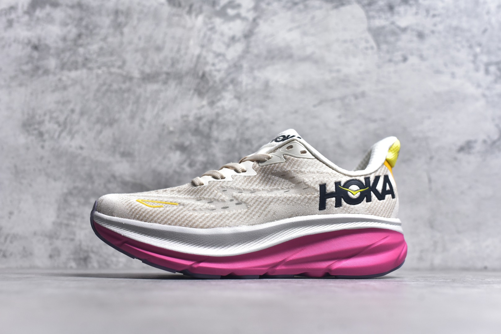 #HOKA ONE ONE Clifton 克里夫顿9代专业性能减震公路跑步鞋 美国特供批次 轻盈透气的针织网面和纱线的使用让鞋面更挺拔 增强鞋面的强度和支撑性能 搭配柔软的鞋舌 让双脚在舒适包裹中跑的更加畅快 全新泡棉中底 柔软的同时增强回弹性能 为不同跑者提供更平稳流畅的脚感 带来全面的缓冲保护 根据人体工程学设计的延长拉襟 后跟处弹软的海绵填充舒适固定 避免掉跟和摩擦 相比上一代光滑的内衬 Clifton 9的内衬增强了摩擦力 避免双脚在鞋内滑动 尺码：36 36.5 37.5 38 38.5 39 40 40.5 41 42 42.5 43 44 44.5 45-选品中心