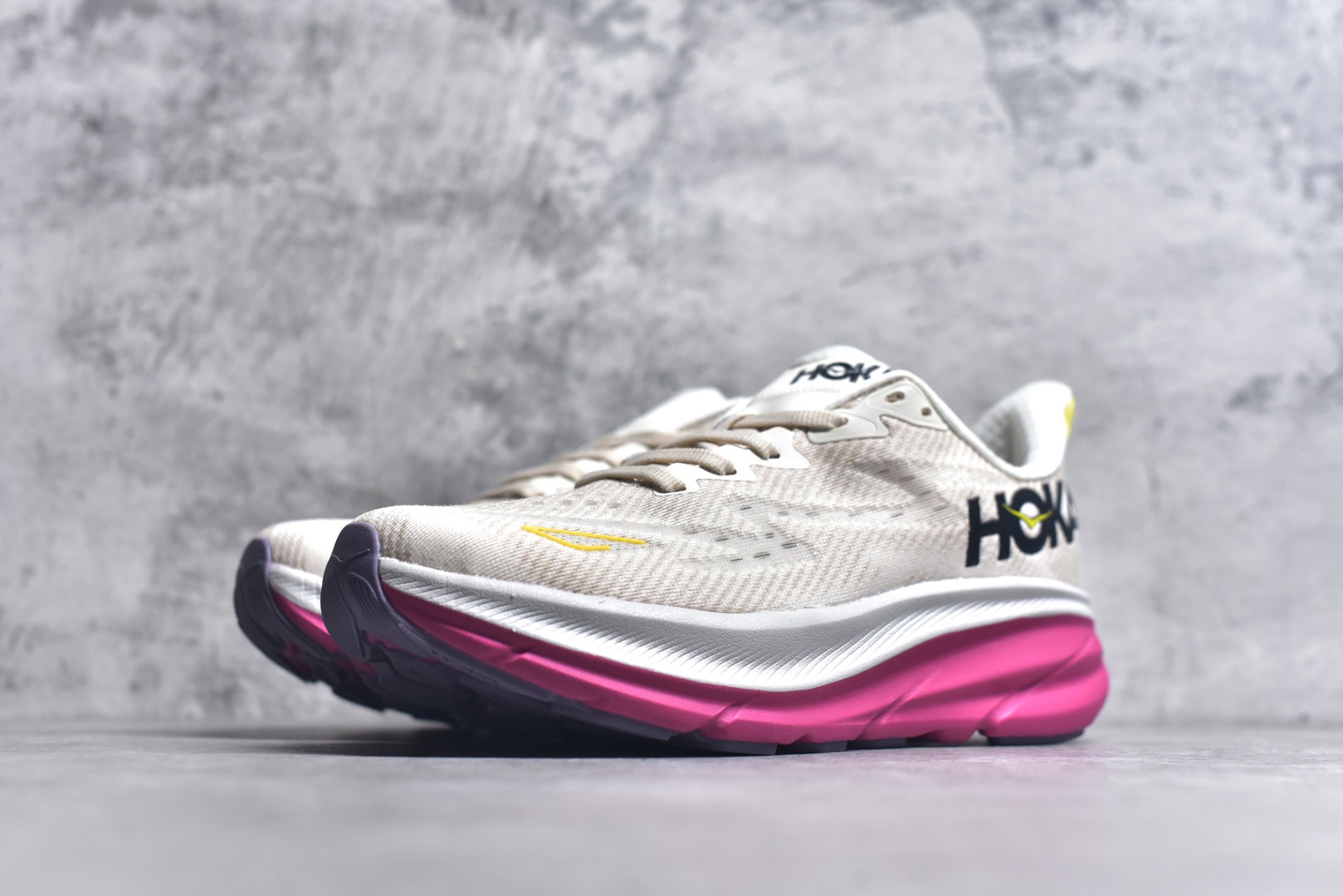 图片[2]-#HOKA ONE ONE Clifton 克里夫顿9代专业性能减震公路跑步鞋 美国特供批次 轻盈透气的针织网面和纱线的使用让鞋面更挺拔 增强鞋面的强度和支撑性能 搭配柔软的鞋舌 让双脚在舒适包裹中跑的更加畅快 全新泡棉中底 柔软的同时增强回弹性能 为不同跑者提供更平稳流畅的脚感 带来全面的缓冲保护 根据人体工程学设计的延长拉襟 后跟处弹软的海绵填充舒适固定 避免掉跟和摩擦 相比上一代光滑的内衬 Clifton 9的内衬增强了摩擦力 避免双脚在鞋内滑动 尺码：36 36.5 37.5 38 38.5 39 40 40.5 41 42 42.5 43 44 44.5 45-选品中心