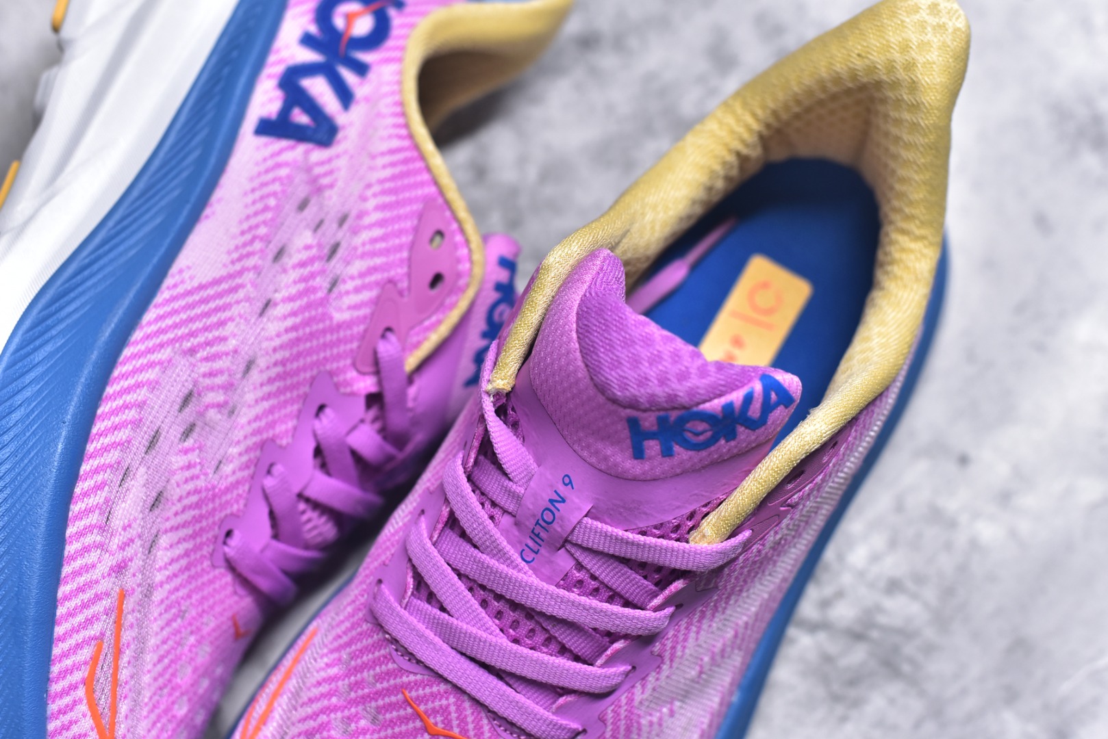 图片[9]-#HOKA ONE ONE Clifton 克里夫顿9代专业性能减震公路跑步鞋 美国特供批次 轻盈透气的针织网面和纱线的使用让鞋面更挺拔 增强鞋面的强度和支撑性能 搭配柔软的鞋舌 让双脚在舒适包裹中跑的更加畅快 全新泡棉中底 柔软的同时增强回弹性能 为不同跑者提供更平稳流畅的脚感 带来全面的缓冲保护 根据人体工程学设计的延长拉襟 后跟处弹软的海绵填充舒适固定 避免掉跟和摩擦 相比上一代光滑的内衬 Clifton 9的内衬增强了摩擦力 避免双脚在鞋内滑动 尺码：36 36.5 37.5 38 38.5 39 40 40.5 41 42 42.5 43 44 44.5 45-选品中心