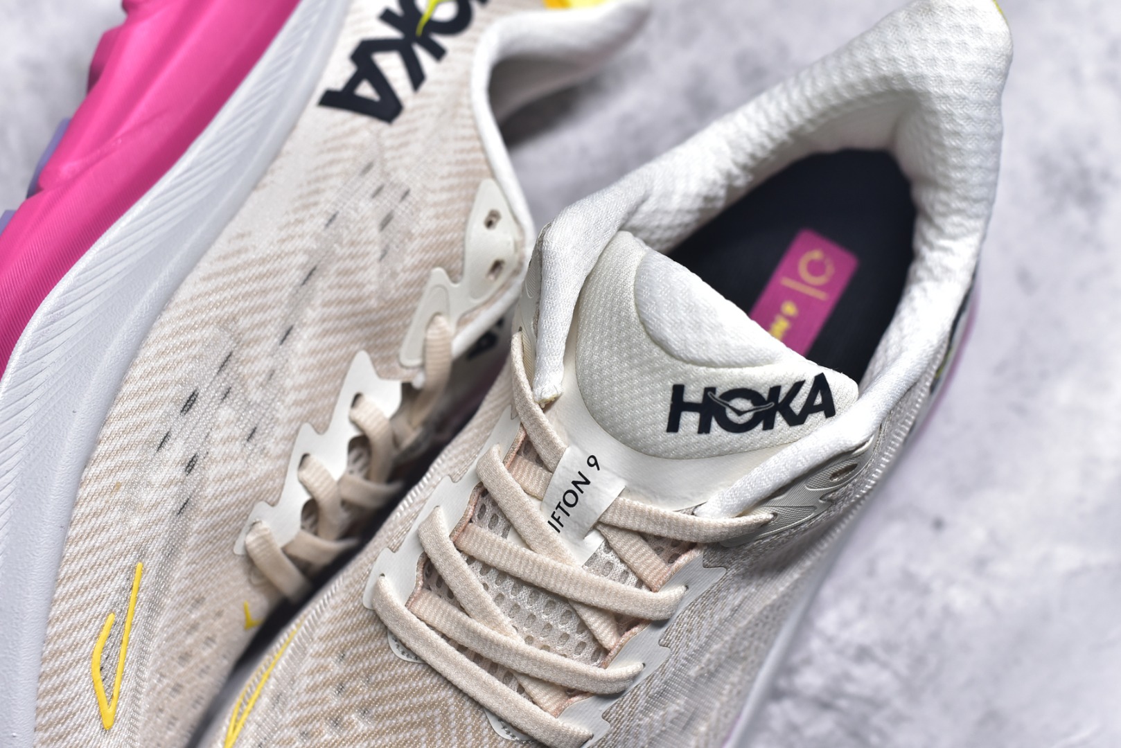 图片[9]-#HOKA ONE ONE Clifton 克里夫顿9代专业性能减震公路跑步鞋 美国特供批次 轻盈透气的针织网面和纱线的使用让鞋面更挺拔 增强鞋面的强度和支撑性能 搭配柔软的鞋舌 让双脚在舒适包裹中跑的更加畅快 全新泡棉中底 柔软的同时增强回弹性能 为不同跑者提供更平稳流畅的脚感 带来全面的缓冲保护 根据人体工程学设计的延长拉襟 后跟处弹软的海绵填充舒适固定 避免掉跟和摩擦 相比上一代光滑的内衬 Clifton 9的内衬增强了摩擦力 避免双脚在鞋内滑动 尺码：36 36.5 37.5 38 38.5 39 40 40.5 41 42 42.5 43 44 44.5 45-选品中心