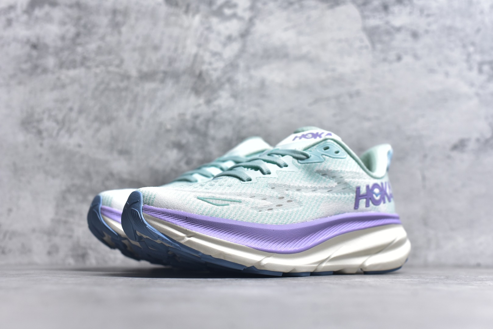图片[2]-#HOKA ONE ONE Clifton 克里夫顿9代专业性能减震公路跑步鞋 美国特供批次 轻盈透气的针织网面和纱线的使用让鞋面更挺拔 增强鞋面的强度和支撑性能 搭配柔软的鞋舌 让双脚在舒适包裹中跑的更加畅快 全新泡棉中底 柔软的同时增强回弹性能 为不同跑者提供更平稳流畅的脚感 带来全面的缓冲保护 根据人体工程学设计的延长拉襟 后跟处弹软的海绵填充舒适固定 避免掉跟和摩擦 相比上一代光滑的内衬 Clifton 9的内衬增强了摩擦力 避免双脚在鞋内滑动 尺码：36 36.5 37.5 38 38.5 39 40 40.5 41 42 42.5 43 44 44.5 45-选品中心
