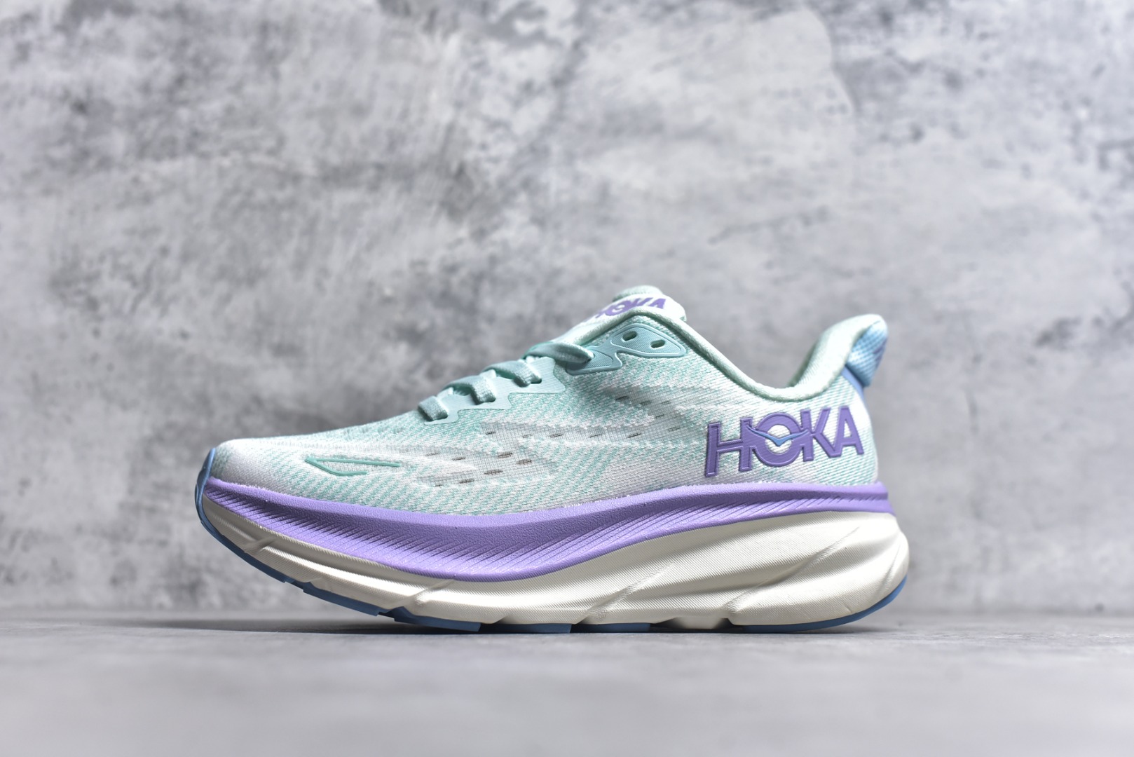 #HOKA ONE ONE Clifton 克里夫顿9代专业性能减震公路跑步鞋 美国特供批次 轻盈透气的针织网面和纱线的使用让鞋面更挺拔 增强鞋面的强度和支撑性能 搭配柔软的鞋舌 让双脚在舒适包裹中跑的更加畅快 全新泡棉中底 柔软的同时增强回弹性能 为不同跑者提供更平稳流畅的脚感 带来全面的缓冲保护 根据人体工程学设计的延长拉襟 后跟处弹软的海绵填充舒适固定 避免掉跟和摩擦 相比上一代光滑的内衬 Clifton 9的内衬增强了摩擦力 避免双脚在鞋内滑动 尺码：36 36.5 37.5 38 38.5 39 40 40.5 41 42 42.5 43 44 44.5 45-选品中心