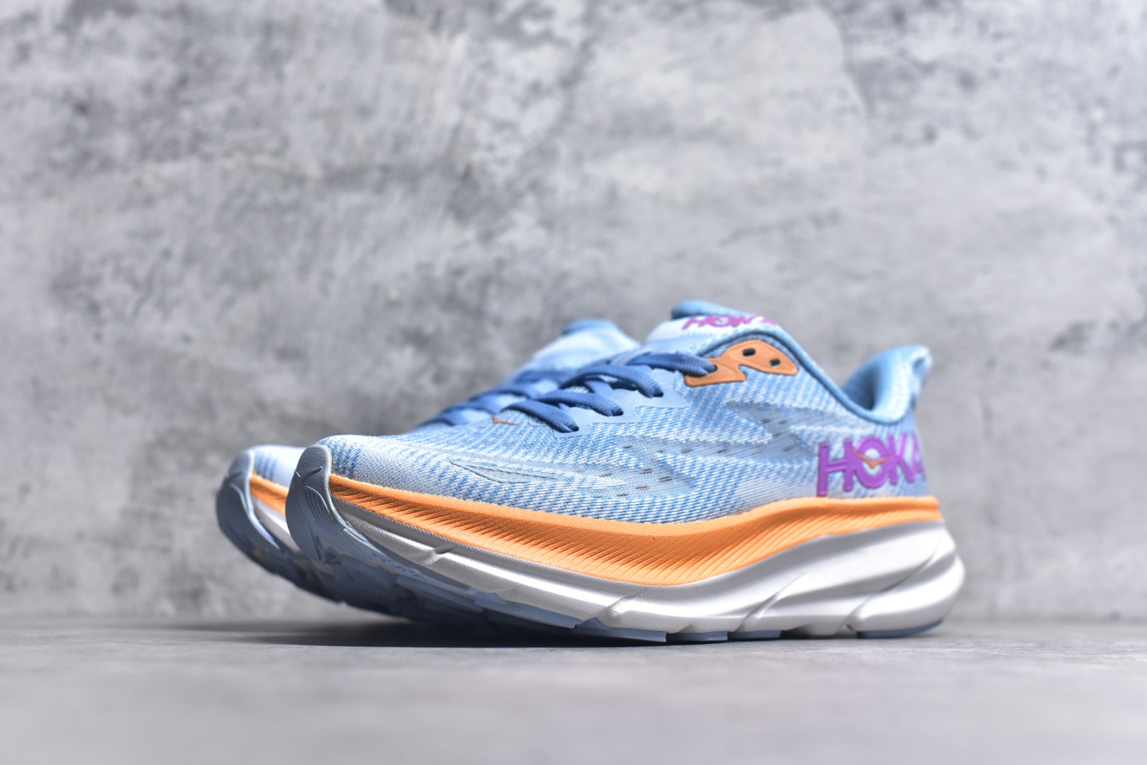 图片[2]-#HOKA ONE ONE Clifton 克里夫顿9代专业性能减震公路跑步鞋 美国特供批次 轻盈透气的针织网面和纱线的使用让鞋面更挺拔 增强鞋面的强度和支撑性能 搭配柔软的鞋舌 让双脚在舒适包裹中跑的更加畅快 全新泡棉中底 柔软的同时增强回弹性能 为不同跑者提供更平稳流畅的脚感 带来全面的缓冲保护 根据人体工程学设计的延长拉襟 后跟处弹软的海绵填充舒适固定 避免掉跟和摩擦 相比上一代光滑的内衬 Clifton 9的内衬增强了摩擦力 避免双脚在鞋内滑动 尺码：36 36.5 37.5 38 38.5 39 40 40.5 41 42 42.5 43 44 44.5 45-选品中心