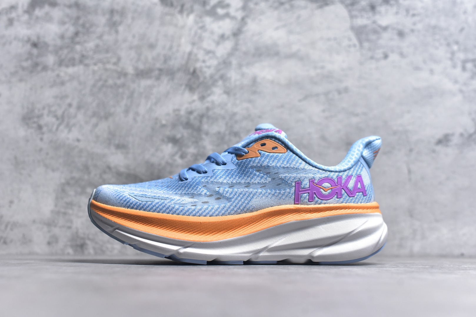 #HOKA ONE ONE Clifton 克里夫顿9代专业性能减震公路跑步鞋 美国特供批次 轻盈透气的针织网面和纱线的使用让鞋面更挺拔 增强鞋面的强度和支撑性能 搭配柔软的鞋舌 让双脚在舒适包裹中跑的更加畅快 全新泡棉中底 柔软的同时增强回弹性能 为不同跑者提供更平稳流畅的脚感 带来全面的缓冲保护 根据人体工程学设计的延长拉襟 后跟处弹软的海绵填充舒适固定 避免掉跟和摩擦 相比上一代光滑的内衬 Clifton 9的内衬增强了摩擦力 避免双脚在鞋内滑动 尺码：36 36.5 37.5 38 38.5 39 40 40.5 41 42 42.5 43 44 44.5 45-选品中心