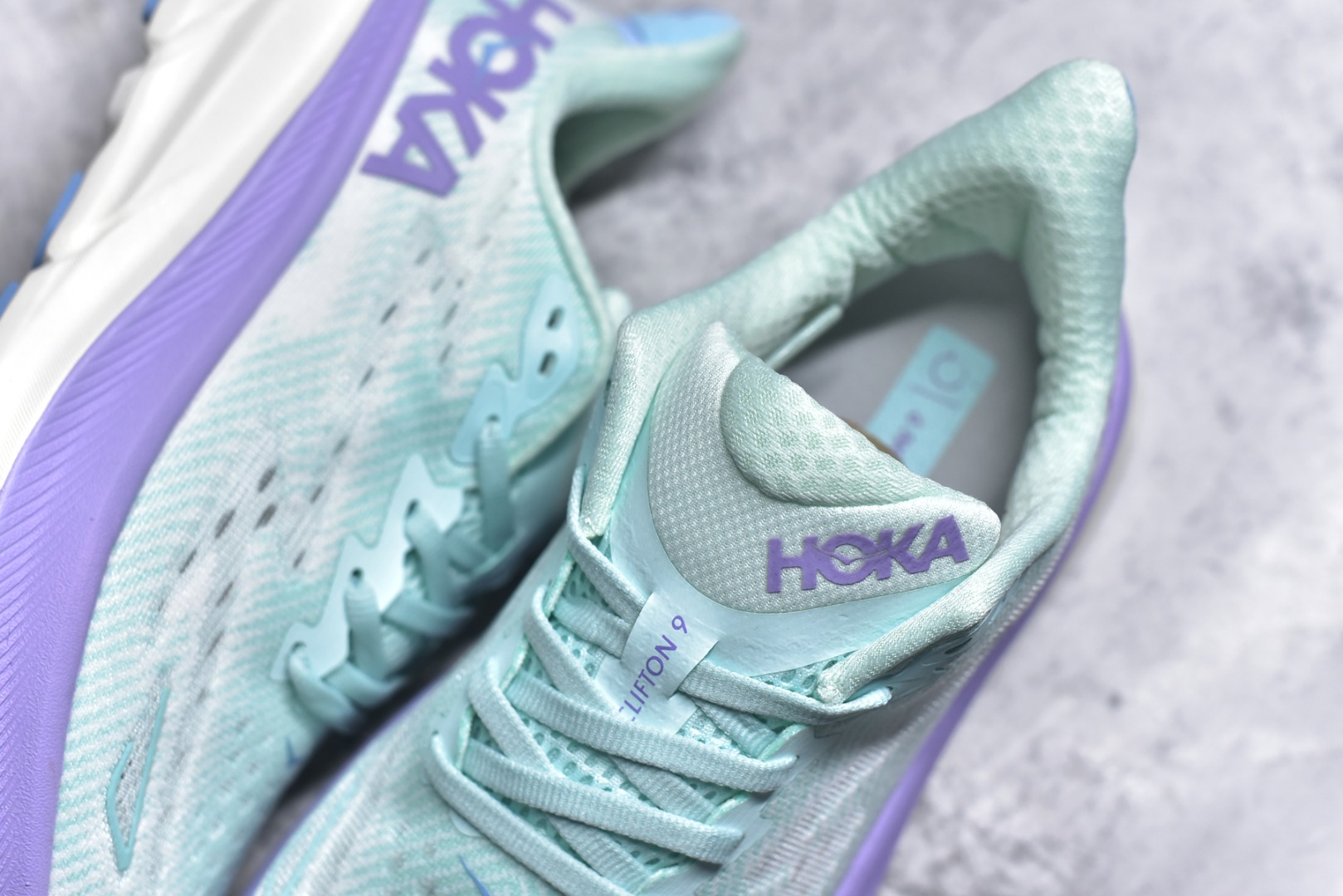 图片[9]-#HOKA ONE ONE Clifton 克里夫顿9代专业性能减震公路跑步鞋 美国特供批次 轻盈透气的针织网面和纱线的使用让鞋面更挺拔 增强鞋面的强度和支撑性能 搭配柔软的鞋舌 让双脚在舒适包裹中跑的更加畅快 全新泡棉中底 柔软的同时增强回弹性能 为不同跑者提供更平稳流畅的脚感 带来全面的缓冲保护 根据人体工程学设计的延长拉襟 后跟处弹软的海绵填充舒适固定 避免掉跟和摩擦 相比上一代光滑的内衬 Clifton 9的内衬增强了摩擦力 避免双脚在鞋内滑动 尺码：36 36.5 37.5 38 38.5 39 40 40.5 41 42 42.5 43 44 44.5 45-选品中心