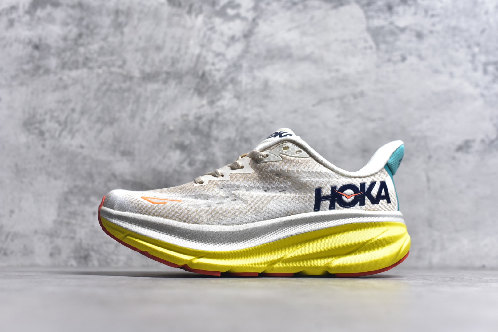 #HOKA ONE ONE Clifton 克里夫顿9代专业性能减震公路跑步鞋 美国特供批次 轻盈透气的针织网面和纱线的使用让鞋面更挺拔 增强鞋面的强度和支撑性能 搭配柔软的鞋舌 让双脚在舒适包裹中跑的更加畅快 全新泡棉中底 柔软的同时增强回弹性能 为不同跑者提供更平稳流畅的脚感 带来全面的缓冲保护 根据人体工程学设计的延长拉襟 后跟处弹软的海绵填充舒适固定 避免掉跟和摩擦 相比上一代光滑的内衬 Clifton 9的内衬增强了摩擦力 避免双脚在鞋内滑动 尺码：36 36.5 37.5 38 38.5 39 40 40.5 41 42 42.5 43 44 44.5 45-选品中心