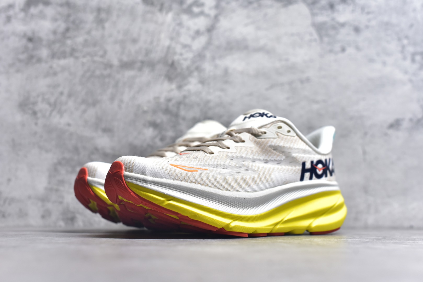 图片[2]-#HOKA ONE ONE Clifton 克里夫顿9代专业性能减震公路跑步鞋 美国特供批次 轻盈透气的针织网面和纱线的使用让鞋面更挺拔 增强鞋面的强度和支撑性能 搭配柔软的鞋舌 让双脚在舒适包裹中跑的更加畅快 全新泡棉中底 柔软的同时增强回弹性能 为不同跑者提供更平稳流畅的脚感 带来全面的缓冲保护 根据人体工程学设计的延长拉襟 后跟处弹软的海绵填充舒适固定 避免掉跟和摩擦 相比上一代光滑的内衬 Clifton 9的内衬增强了摩擦力 避免双脚在鞋内滑动 尺码：36 36.5 37.5 38 38.5 39 40 40.5 41 42 42.5 43 44 44.5 45-选品中心