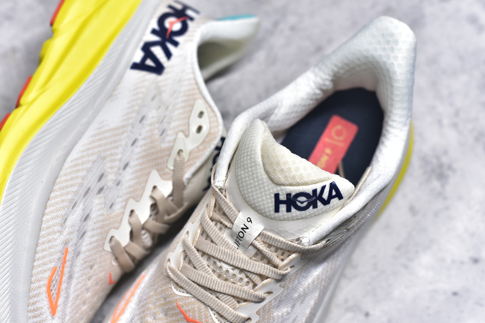 图片[9]-#HOKA ONE ONE Clifton 克里夫顿9代专业性能减震公路跑步鞋 美国特供批次 轻盈透气的针织网面和纱线的使用让鞋面更挺拔 增强鞋面的强度和支撑性能 搭配柔软的鞋舌 让双脚在舒适包裹中跑的更加畅快 全新泡棉中底 柔软的同时增强回弹性能 为不同跑者提供更平稳流畅的脚感 带来全面的缓冲保护 根据人体工程学设计的延长拉襟 后跟处弹软的海绵填充舒适固定 避免掉跟和摩擦 相比上一代光滑的内衬 Clifton 9的内衬增强了摩擦力 避免双脚在鞋内滑动 尺码：36 36.5 37.5 38 38.5 39 40 40.5 41 42 42.5 43 44 44.5 45-选品中心