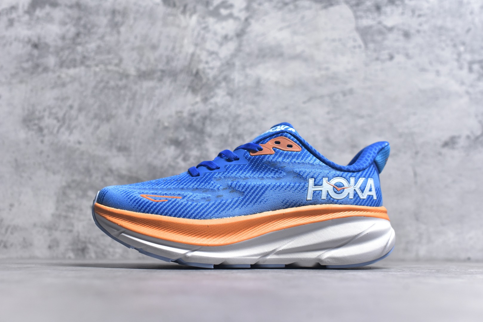 #HOKA ONE ONE Clifton 克里夫顿9代专业性能减震公路跑步鞋 美国特供批次 轻盈透气的针织网面和纱线的使用让鞋面更挺拔 增强鞋面的强度和支撑性能 搭配柔软的鞋舌 让双脚在舒适包裹中跑的更加畅快 全新泡棉中底 柔软的同时增强回弹性能 为不同跑者提供更平稳流畅的脚感 带来全面的缓冲保护 根据人体工程学设计的延长拉襟 后跟处弹软的海绵填充舒适固定 避免掉跟和摩擦 相比上一代光滑的内衬 Clifton 9的内衬增强了摩擦力 避免双脚在鞋内滑动 尺码：36 36.5 37.5 38 38.5 39 40 40.5 41 42 42.5 43 44 44.5 45-选品中心