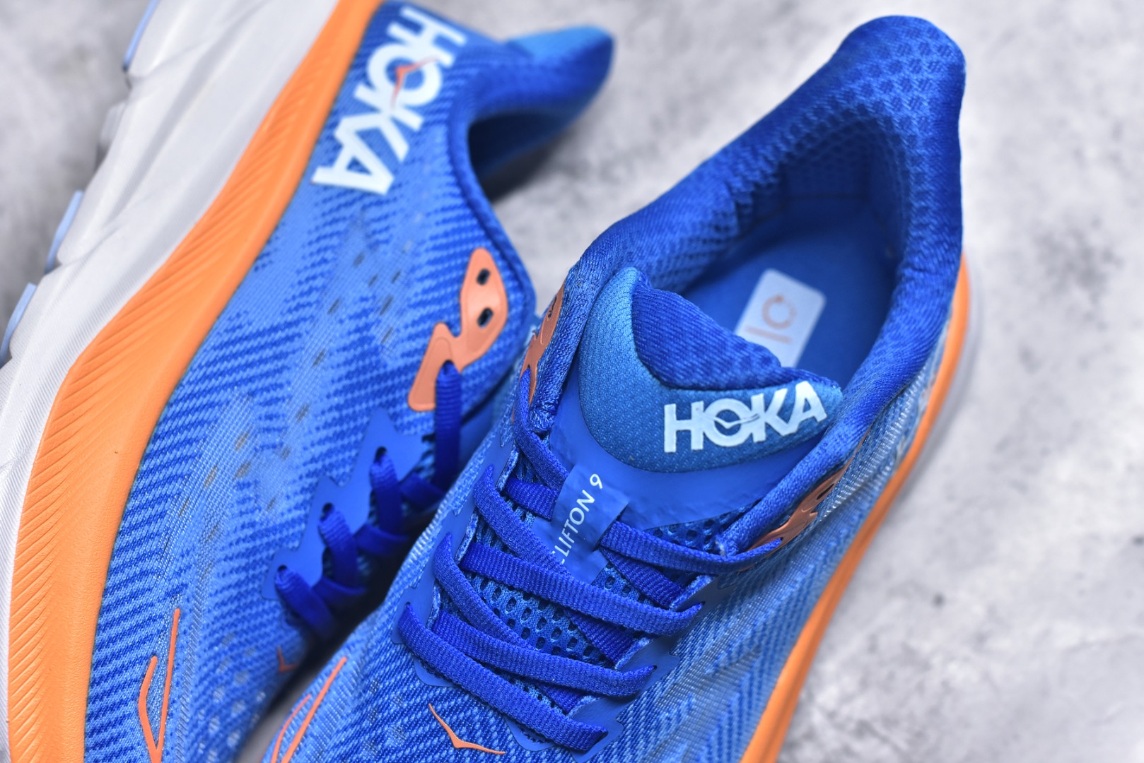 图片[9]-#HOKA ONE ONE Clifton 克里夫顿9代专业性能减震公路跑步鞋 美国特供批次 轻盈透气的针织网面和纱线的使用让鞋面更挺拔 增强鞋面的强度和支撑性能 搭配柔软的鞋舌 让双脚在舒适包裹中跑的更加畅快 全新泡棉中底 柔软的同时增强回弹性能 为不同跑者提供更平稳流畅的脚感 带来全面的缓冲保护 根据人体工程学设计的延长拉襟 后跟处弹软的海绵填充舒适固定 避免掉跟和摩擦 相比上一代光滑的内衬 Clifton 9的内衬增强了摩擦力 避免双脚在鞋内滑动 尺码：36 36.5 37.5 38 38.5 39 40 40.5 41 42 42.5 43 44 44.5 45-选品中心
