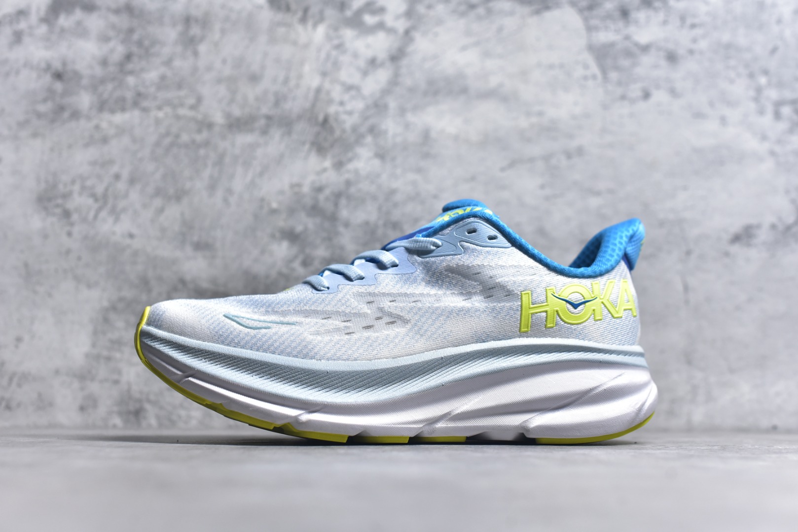 #HOKA ONE ONE Clifton 克里夫顿9代专业性能减震公路跑步鞋 美国特供批次 轻盈透气的针织网面和纱线的使用让鞋面更挺拔 增强鞋面的强度和支撑性能 搭配柔软的鞋舌 让双脚在舒适包裹中跑的更加畅快 全新泡棉中底 柔软的同时增强回弹性能 为不同跑者提供更平稳流畅的脚感 带来全面的缓冲保护 根据人体工程学设计的延长拉襟 后跟处弹软的海绵填充舒适固定 避免掉跟和摩擦 相比上一代光滑的内衬 Clifton 9的内衬增强了摩擦力 避免双脚在鞋内滑动 尺码：36 36.5 37.5 38 38.5 39 40 40.5 41 42 42.5 43 44 44.5 45-选品中心