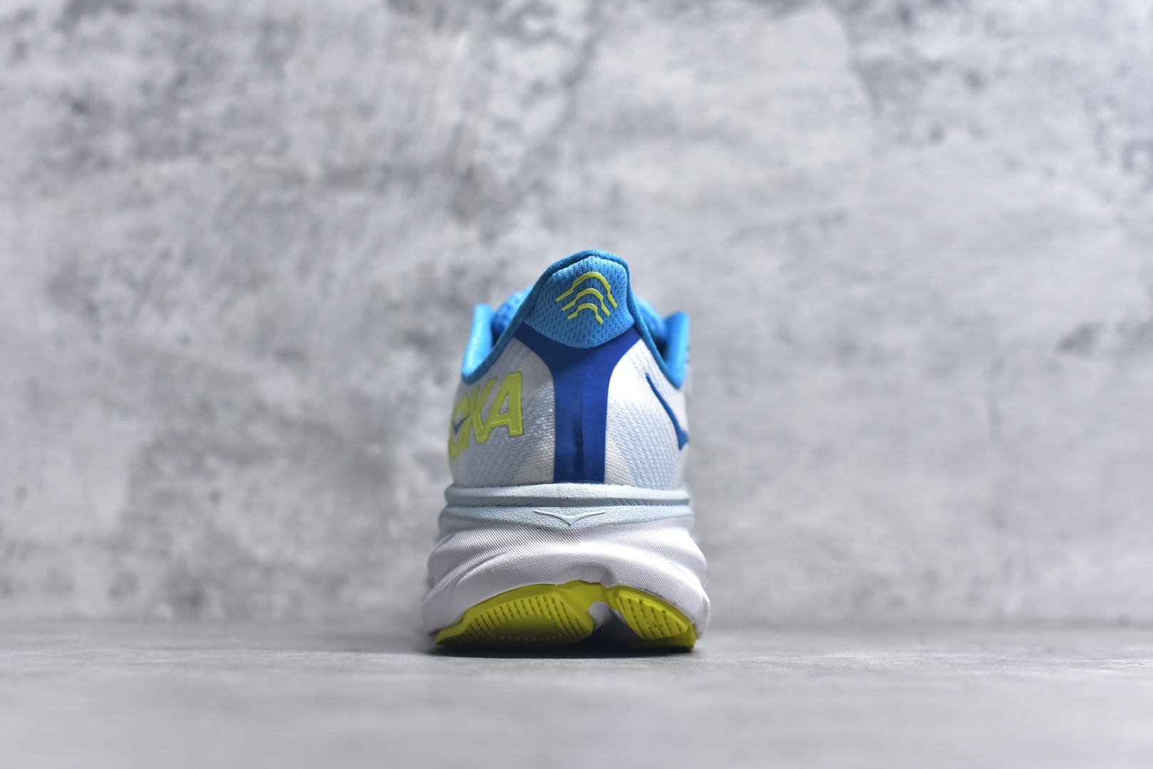图片[5]-#HOKA ONE ONE Clifton 克里夫顿9代专业性能减震公路跑步鞋 美国特供批次 轻盈透气的针织网面和纱线的使用让鞋面更挺拔 增强鞋面的强度和支撑性能 搭配柔软的鞋舌 让双脚在舒适包裹中跑的更加畅快 全新泡棉中底 柔软的同时增强回弹性能 为不同跑者提供更平稳流畅的脚感 带来全面的缓冲保护 根据人体工程学设计的延长拉襟 后跟处弹软的海绵填充舒适固定 避免掉跟和摩擦 相比上一代光滑的内衬 Clifton 9的内衬增强了摩擦力 避免双脚在鞋内滑动 尺码：36 36.5 37.5 38 38.5 39 40 40.5 41 42 42.5 43 44 44.5 45-选品中心